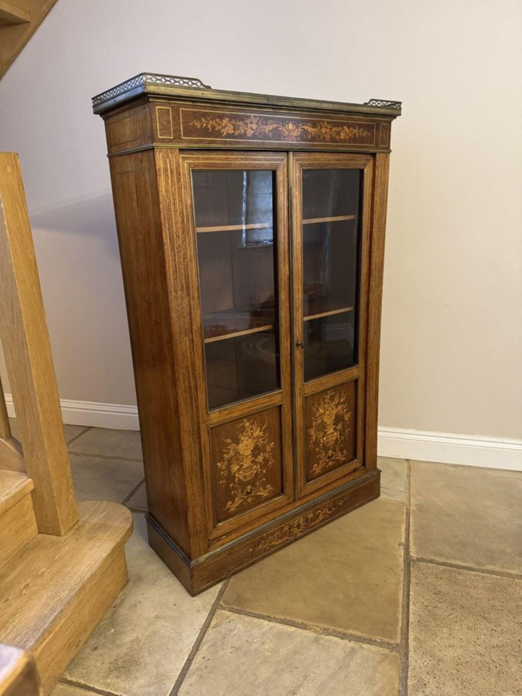 Vitrina antigua victoriana con incrustaciones de marquetería de magnífica calidad en venta 3