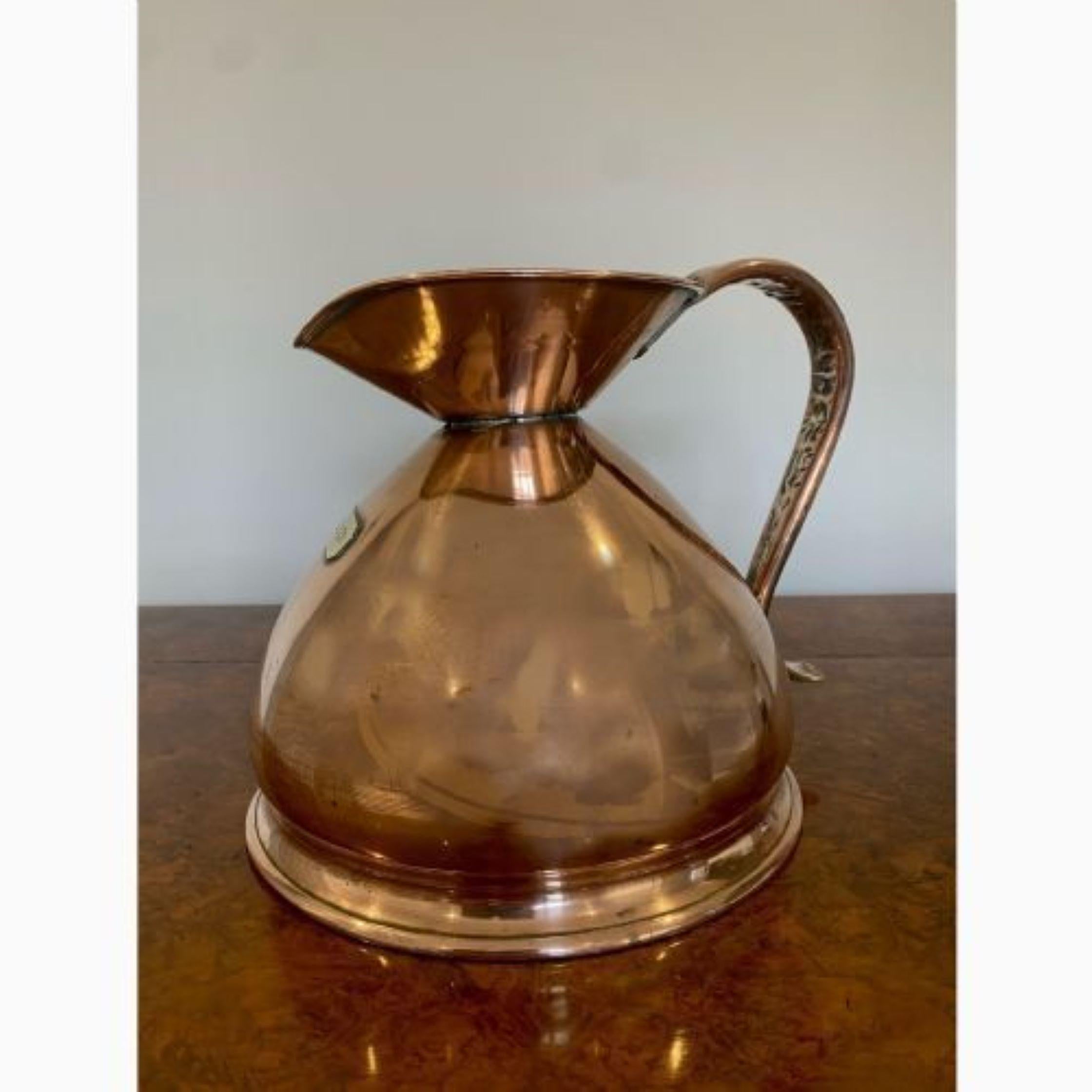 Superb quality antique Victorian one gallon harvest jug, having a quality copper harvest jug with a unusual brass plate stamped 1 gallon, a shaped handle, on a circular base