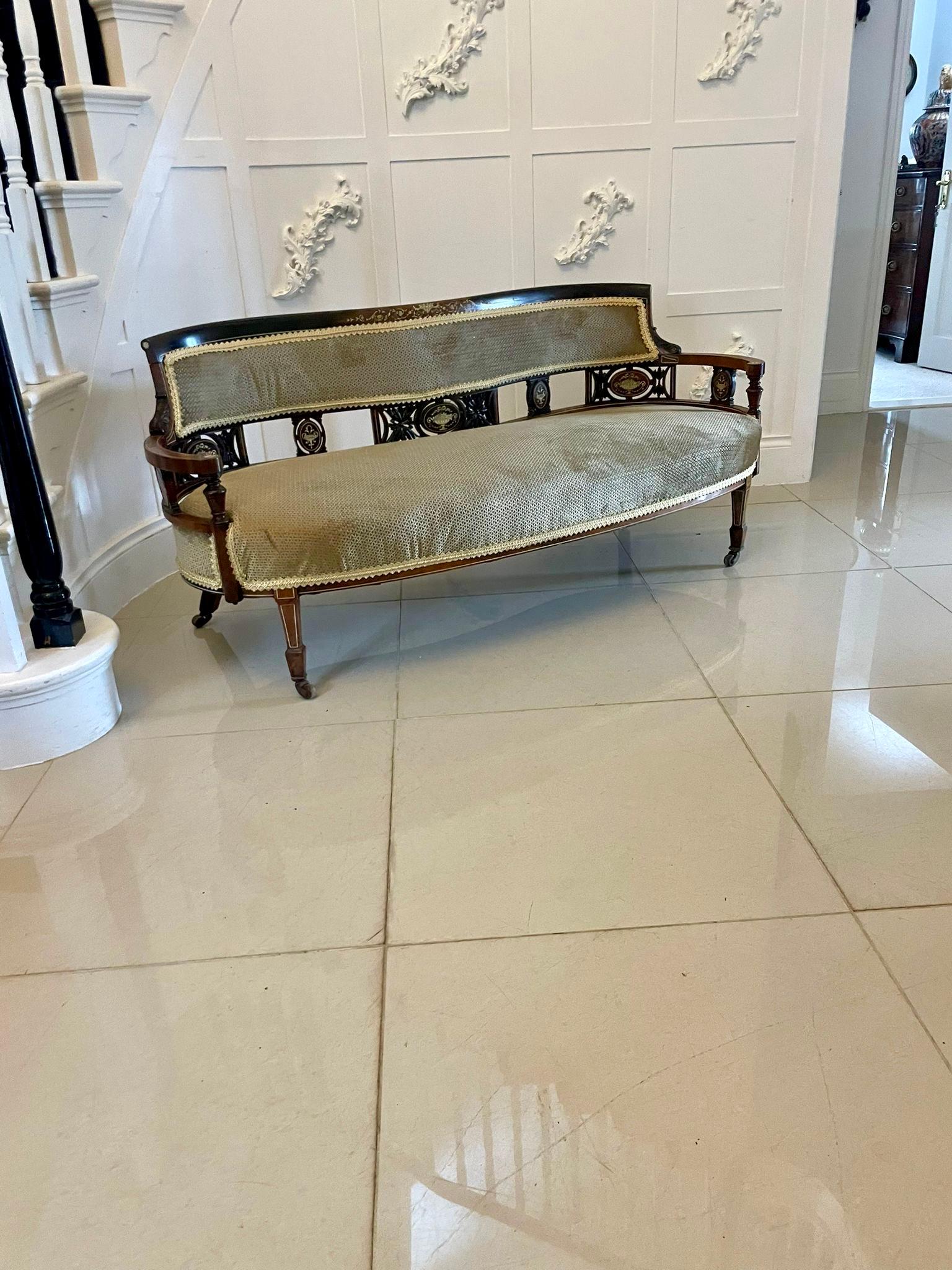 Splendido divano intarsiato in palissandro di epoca vittoriana, con schienale intarsiato in palissandro a forma di serpentina, braccioli a forma di voluta, recentemente rivestito in un tessuto di qualità, che poggia su gambe intarsiate quadrate e