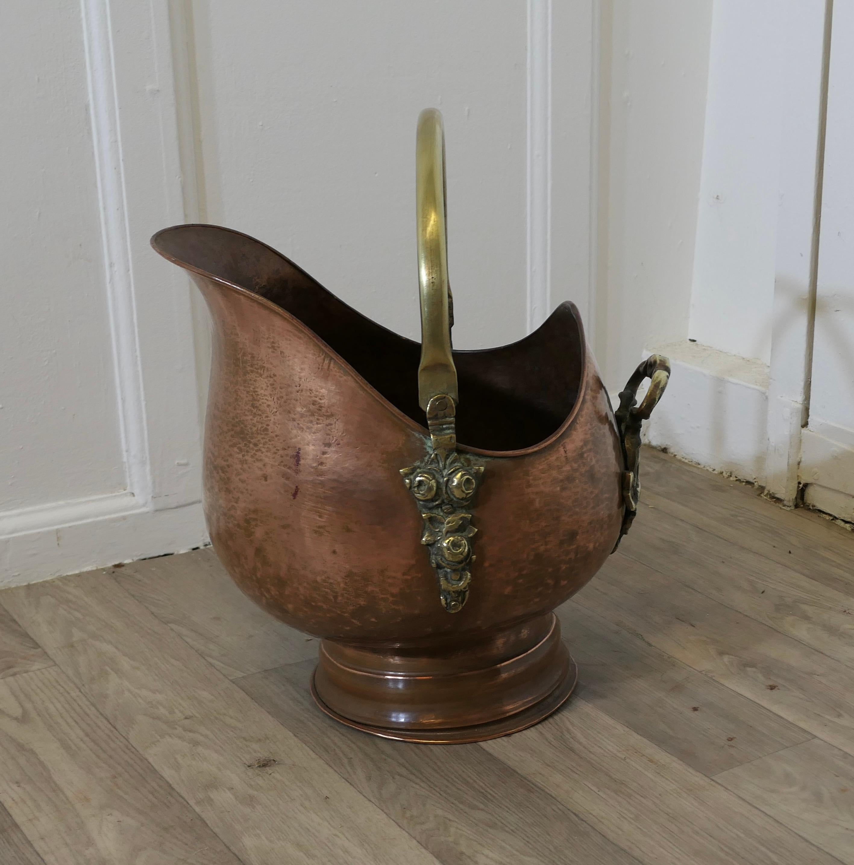 Superbe casque en cuivre Arts and Crafts 

Cette pièce de très grande qualité est d'une forme très inhabituelle et présente de lourdes décorations en laiton sur la poignée à l'arrière et sur les côtés, au niveau de la charnière de la poignée. 

Le