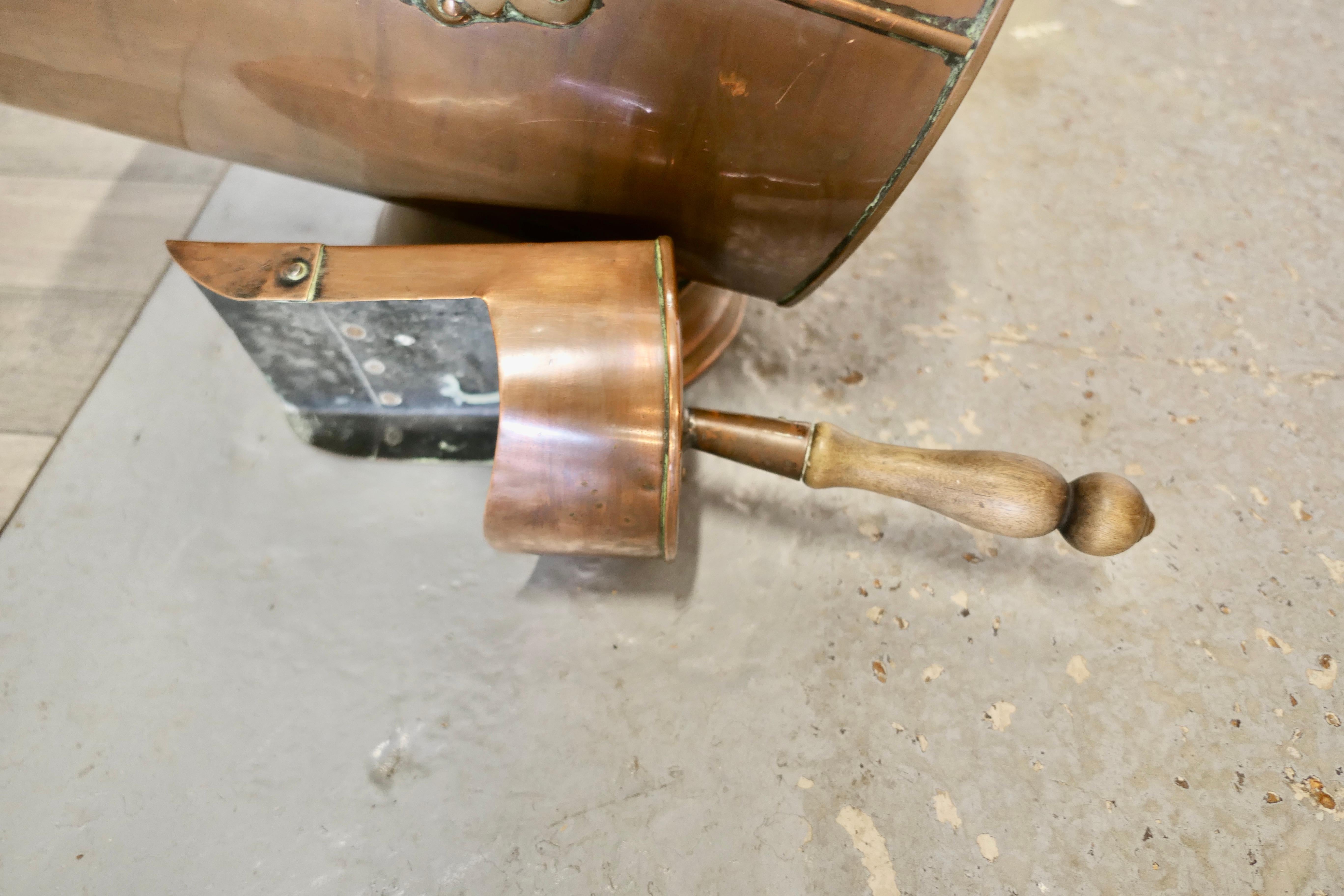 Art nouveau Superbe bouchon de charbon Arts and Crafts en cuivre de qualité supérieure en vente