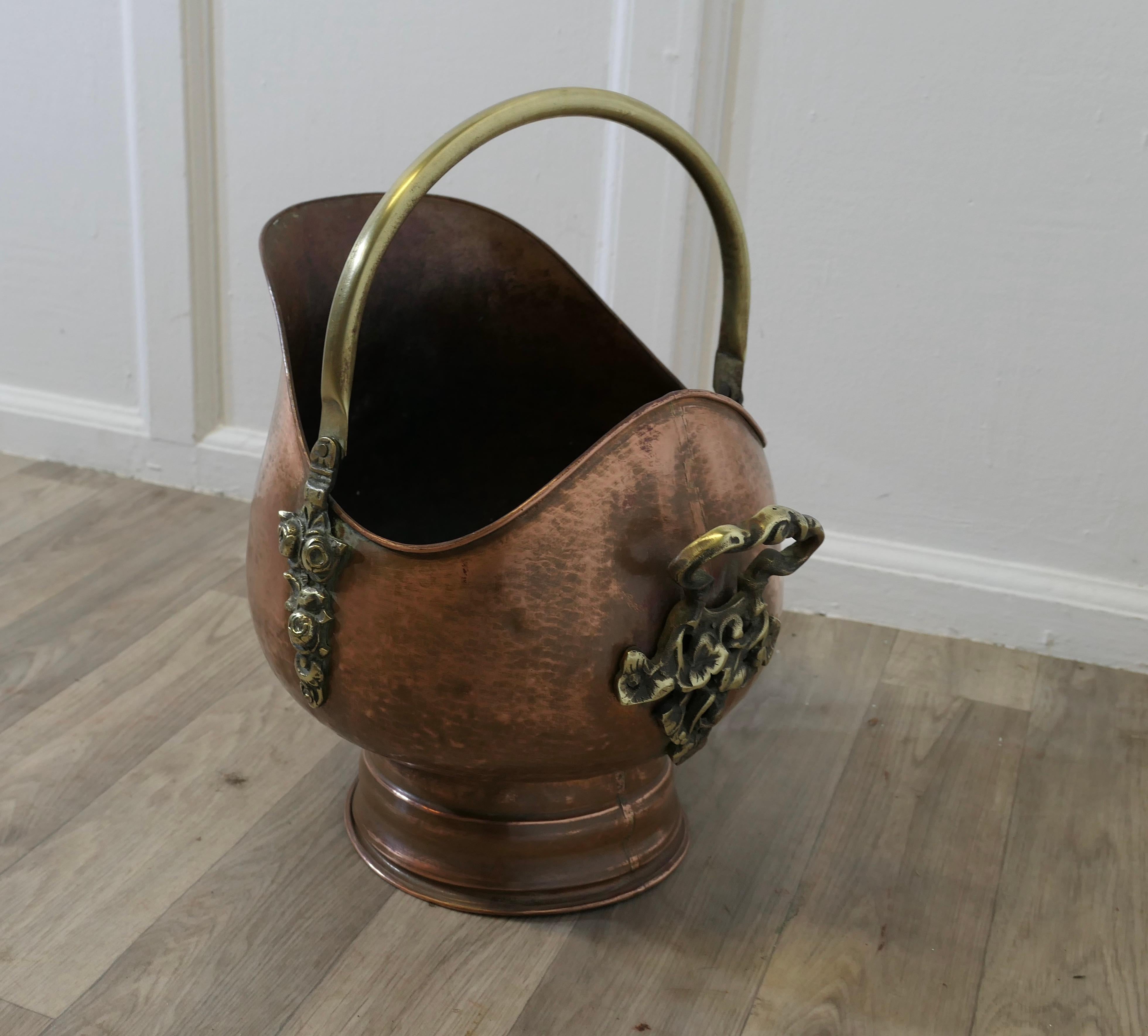 Superbe casque en cuivre Arts and Crafts Bon état - En vente à Godshill, Isle of Wight