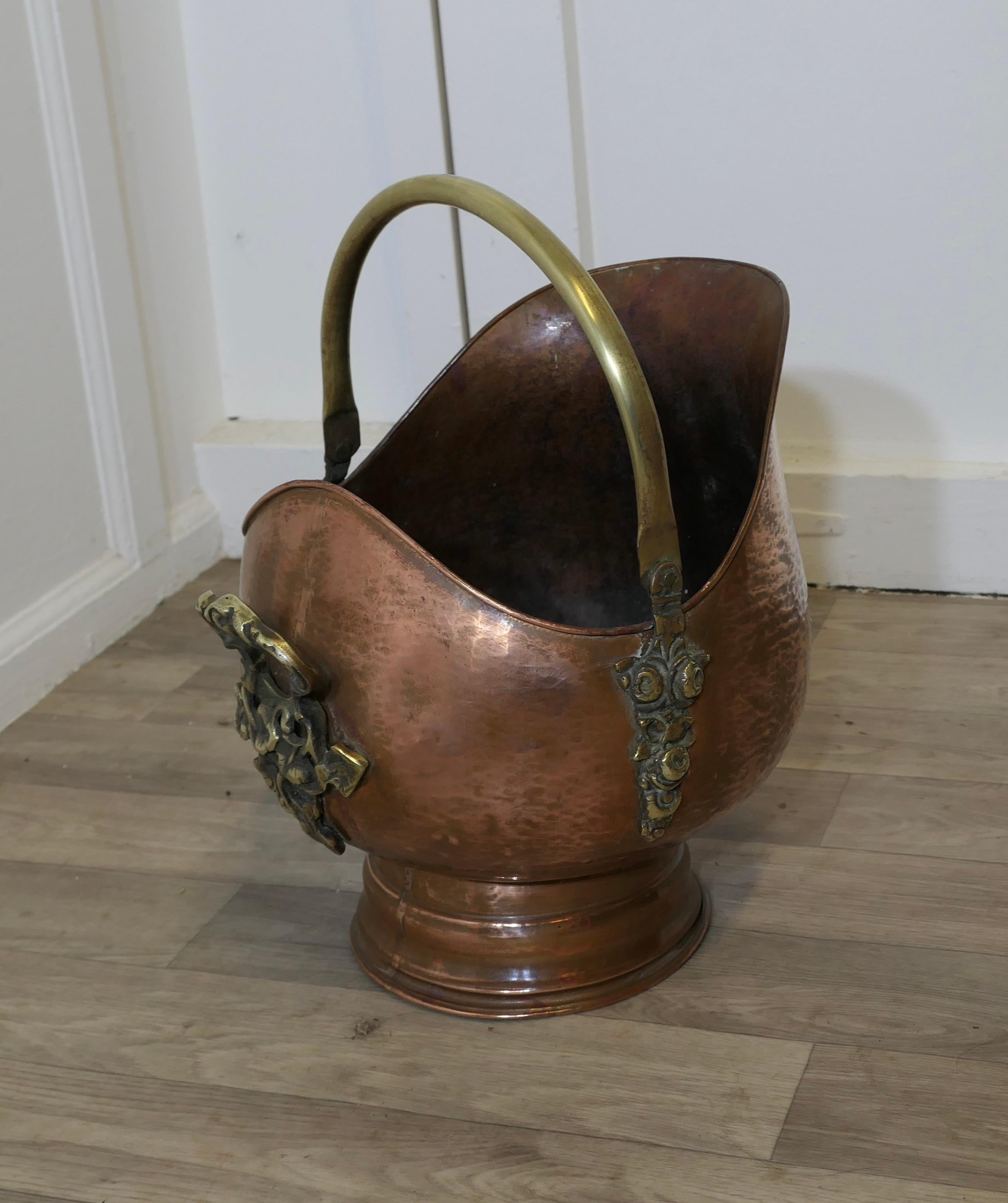 XIXe siècle Superbe casque en cuivre Arts and Crafts en vente