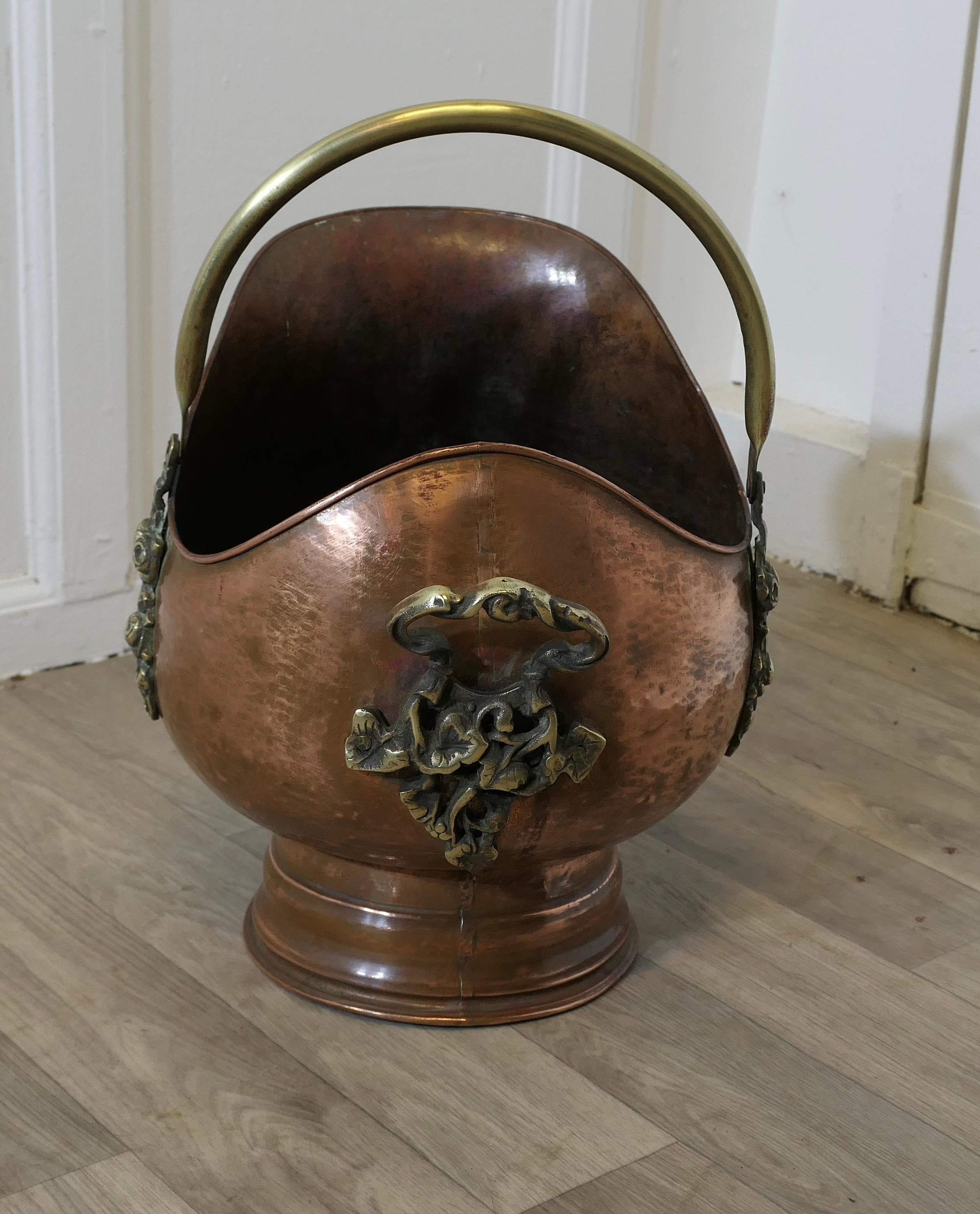 Cuivre Superbe casque en cuivre Arts and Crafts en vente