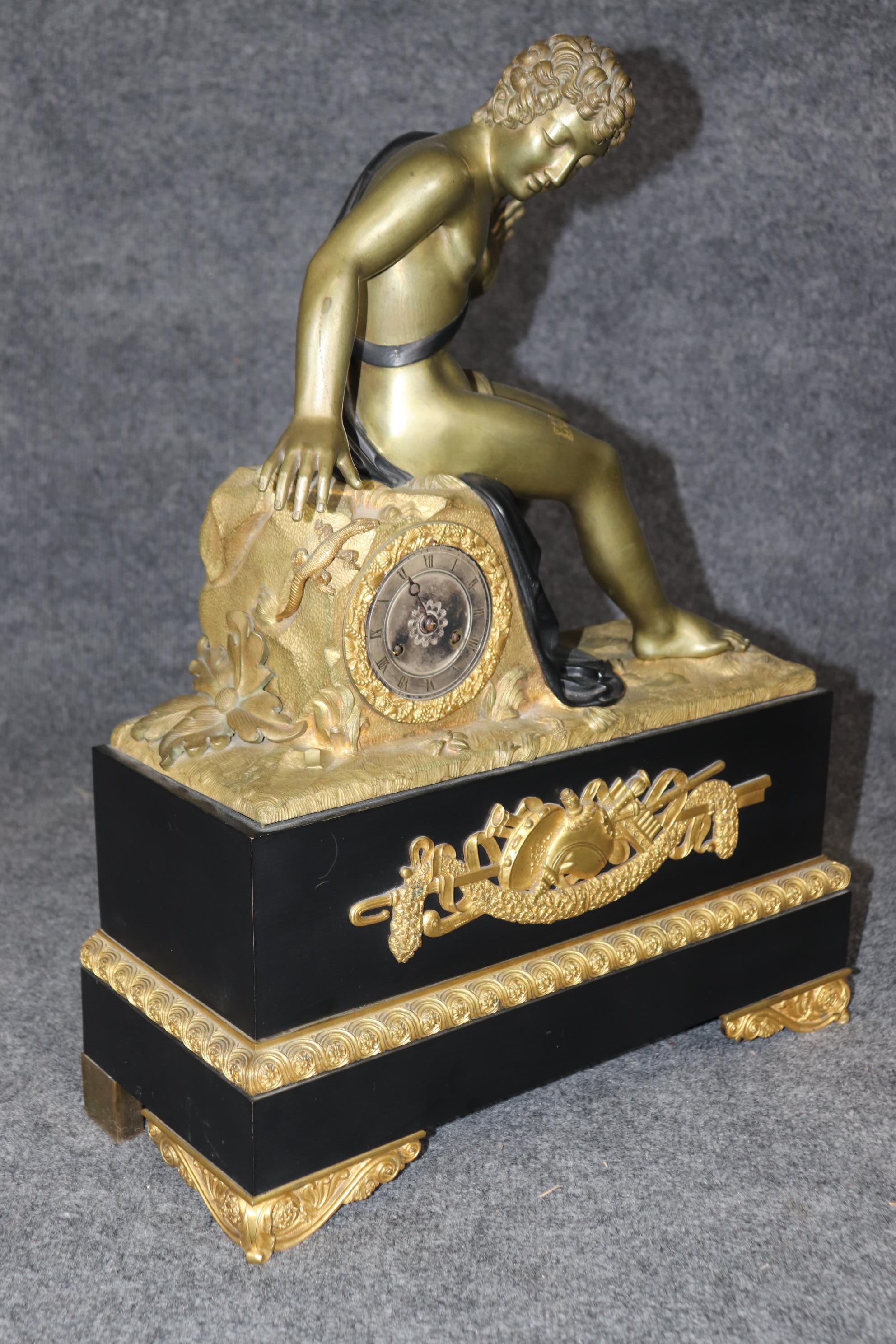 Reloj Figural de Bronce Ebonizado Imperio Francés de Magnífica Calidad Montado en Ormulu en venta 6