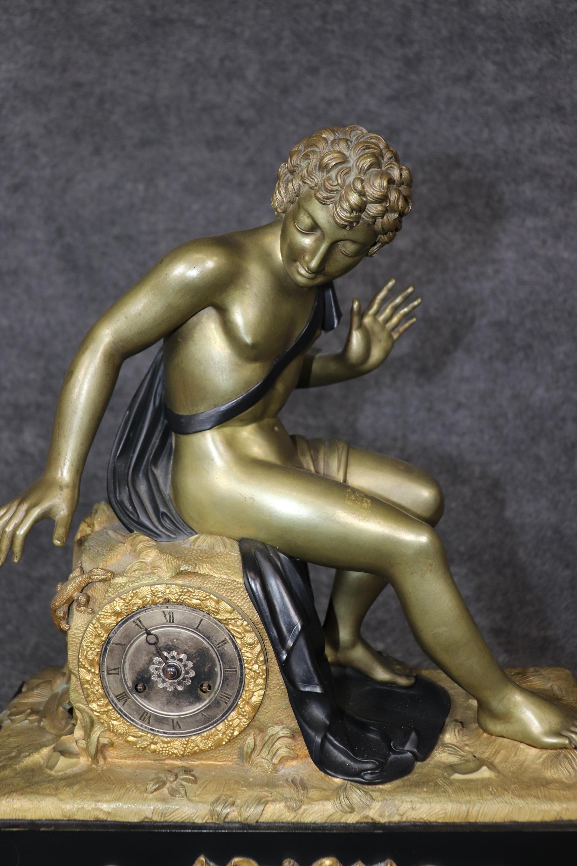 Reloj Figural de Bronce Ebonizado Imperio Francés de Magnífica Calidad Montado en Ormulu en venta 7