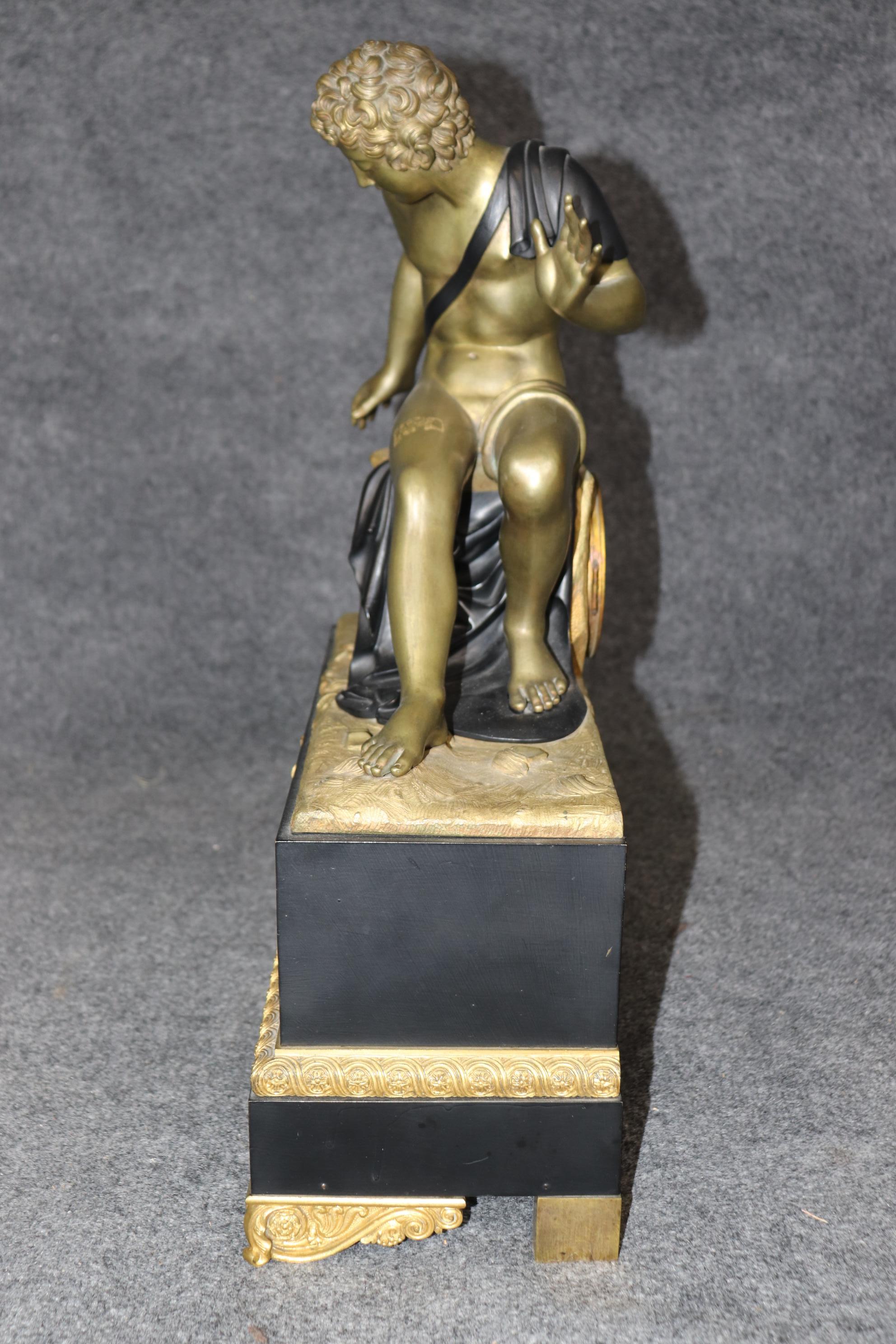 Reloj Figural de Bronce Ebonizado Imperio Francés de Magnífica Calidad Montado en Ormulu en venta 3