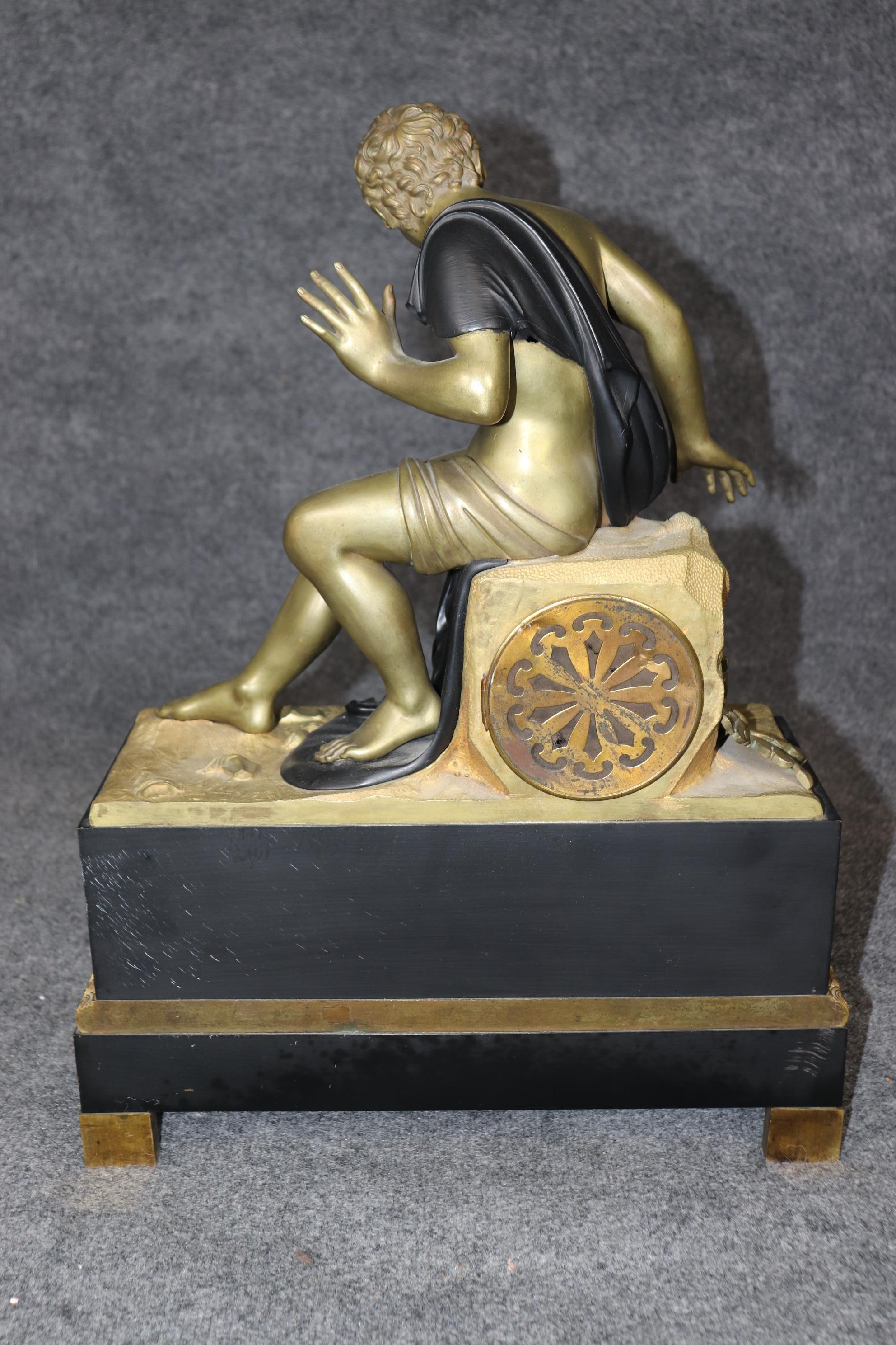 Reloj Figural de Bronce Ebonizado Imperio Francés de Magnífica Calidad Montado en Ormulu en venta 4