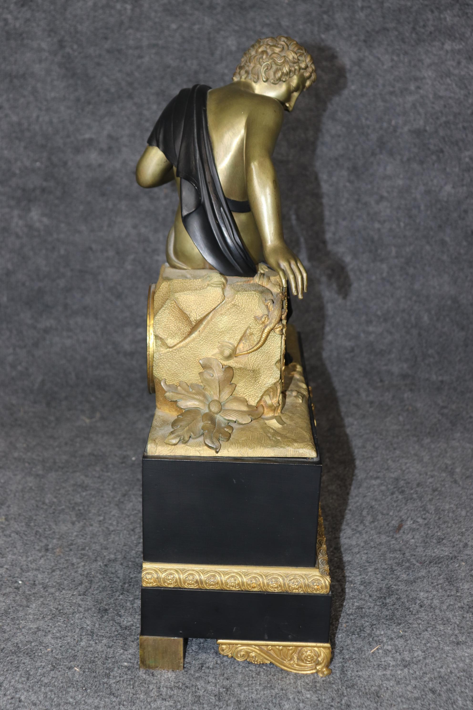 Reloj Figural de Bronce Ebonizado Imperio Francés de Magnífica Calidad Montado en Ormulu en venta 5