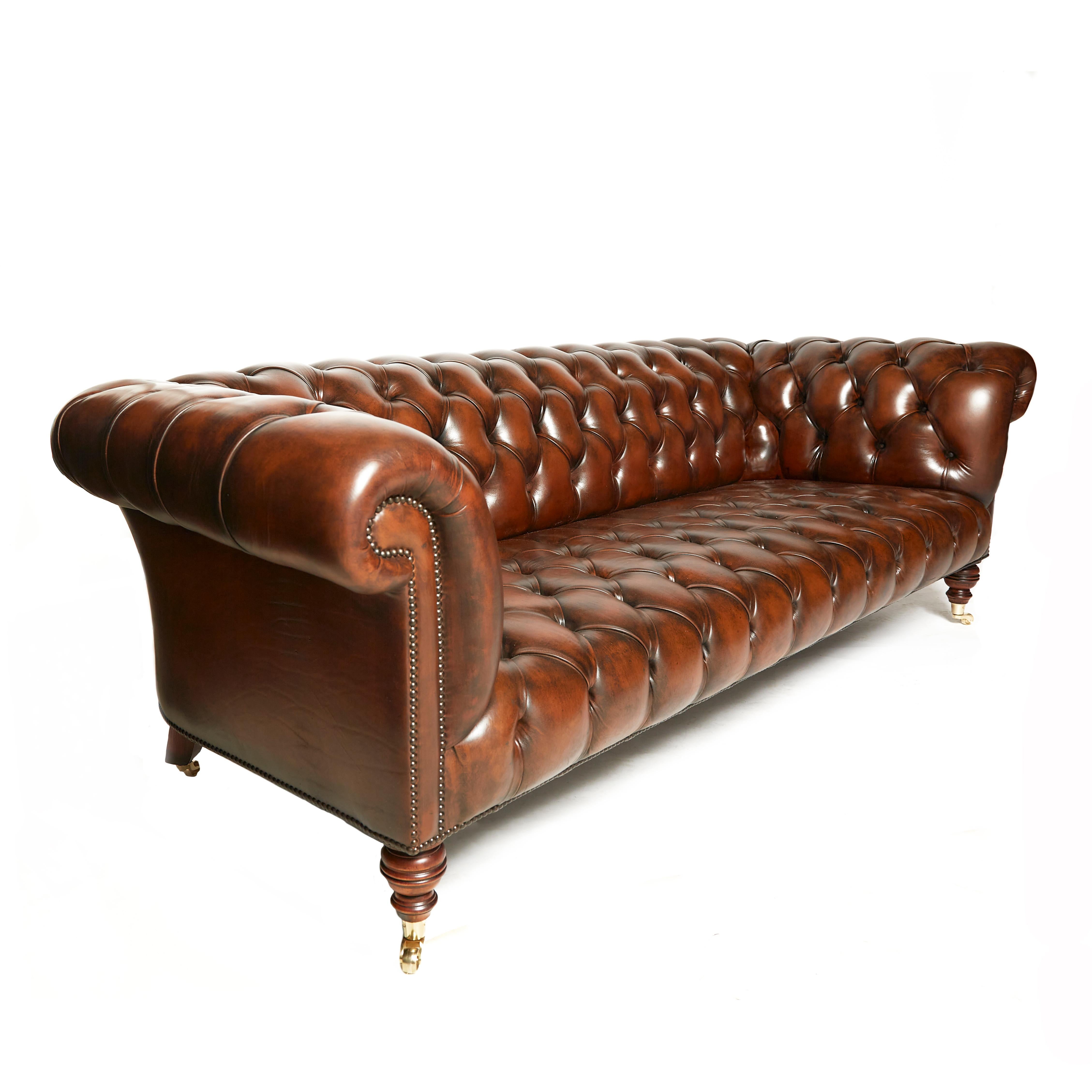 Superb Quality Classic English Chesterfield Sofa In New Condition In London, GB