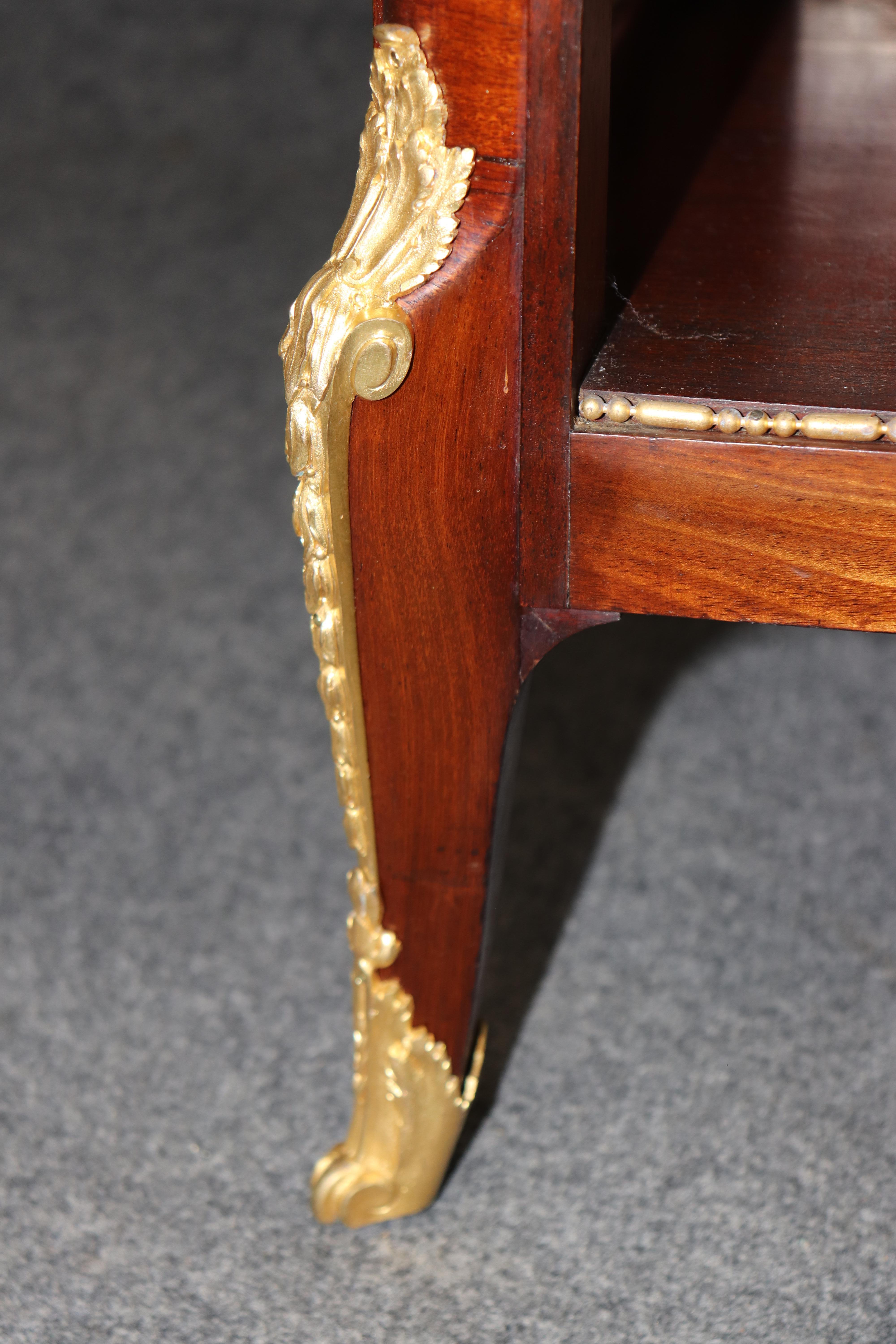 Superba qualità francese Luigi XV in legno di noce e bronzo, portariviste musicali Canterbury Rack in vendita 4