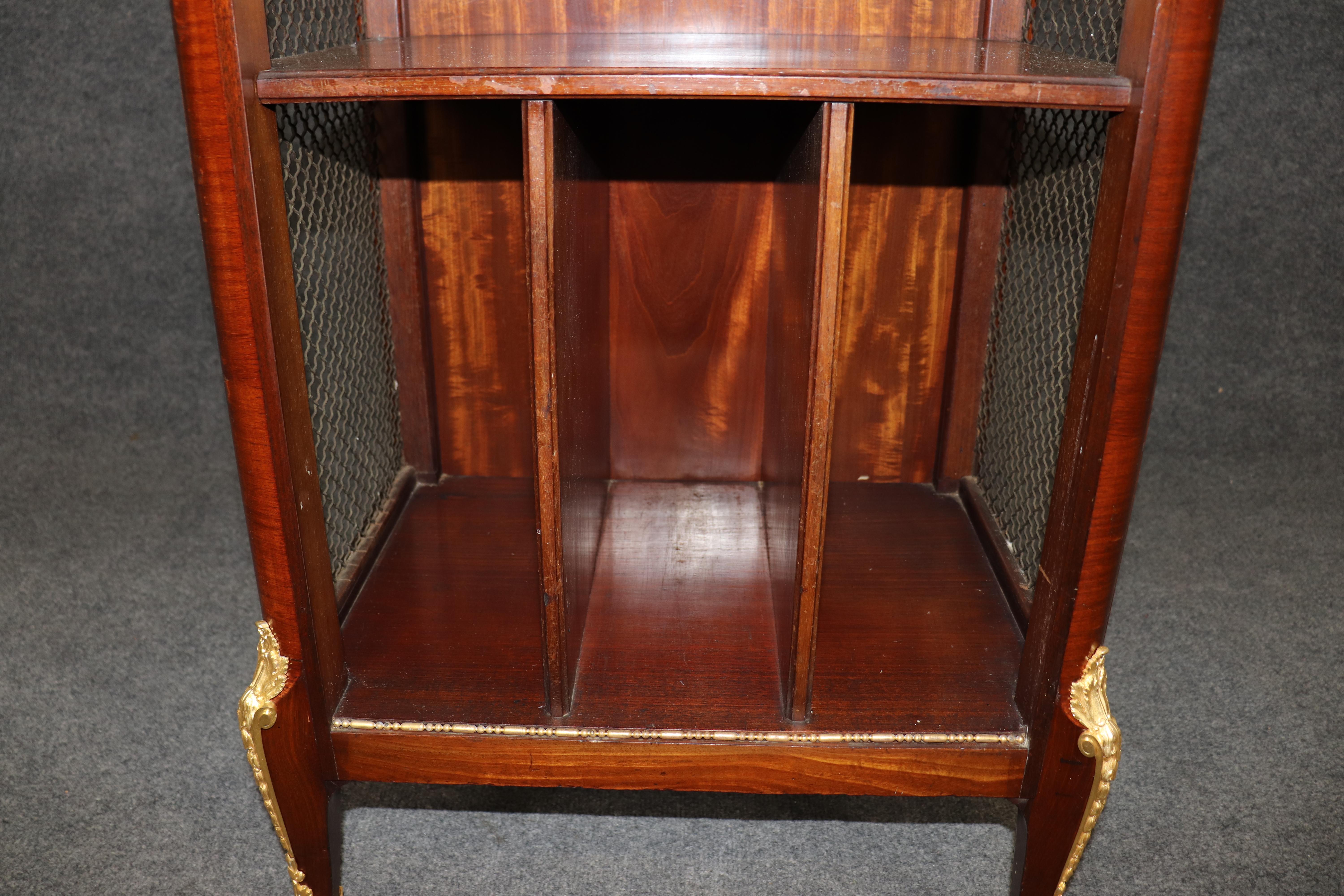 Superba qualità francese Luigi XV in legno di noce e bronzo, portariviste musicali Canterbury Rack in vendita 5