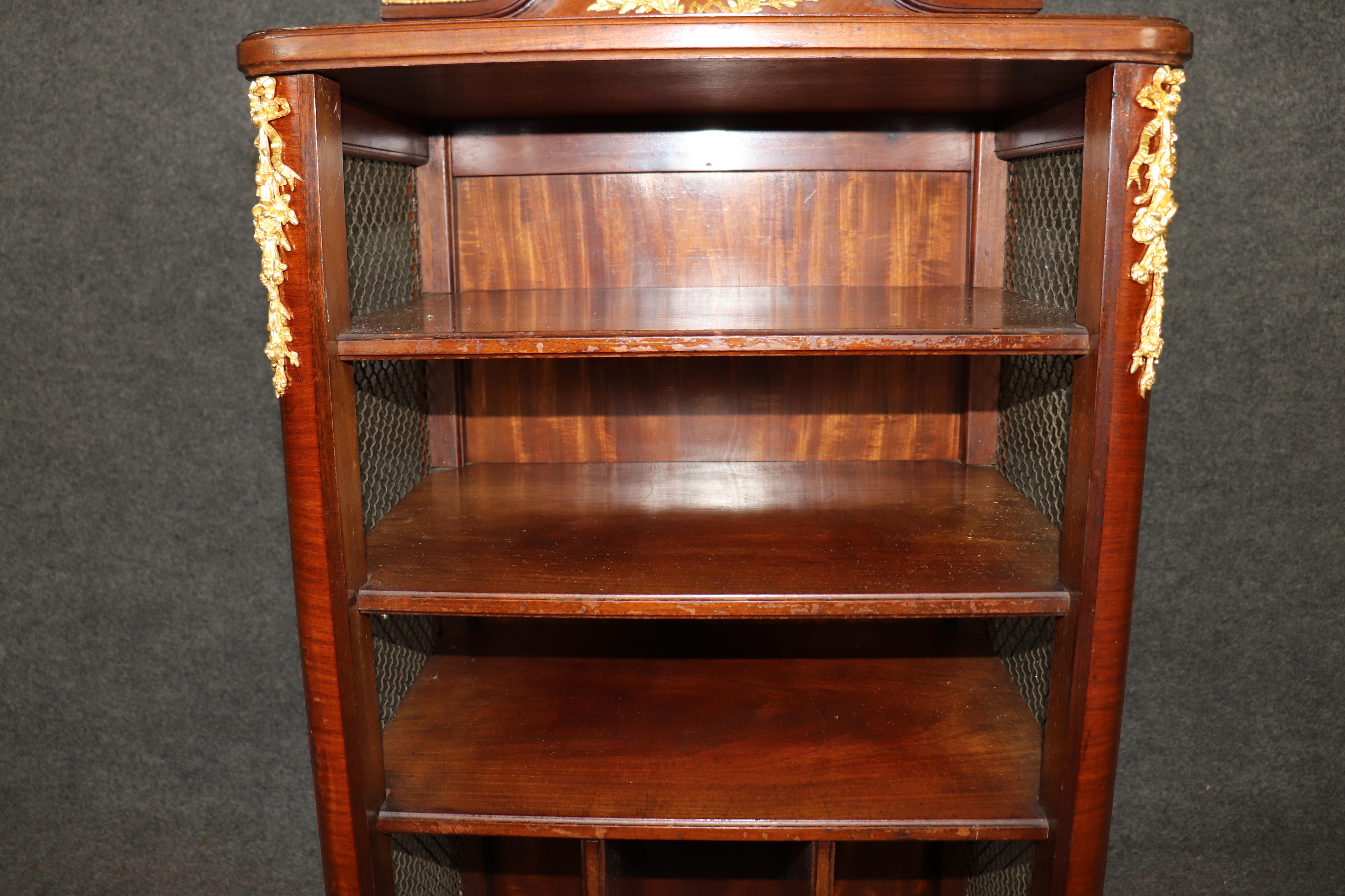 Superba qualità francese Luigi XV in legno di noce e bronzo, portariviste musicali Canterbury Rack in vendita 6