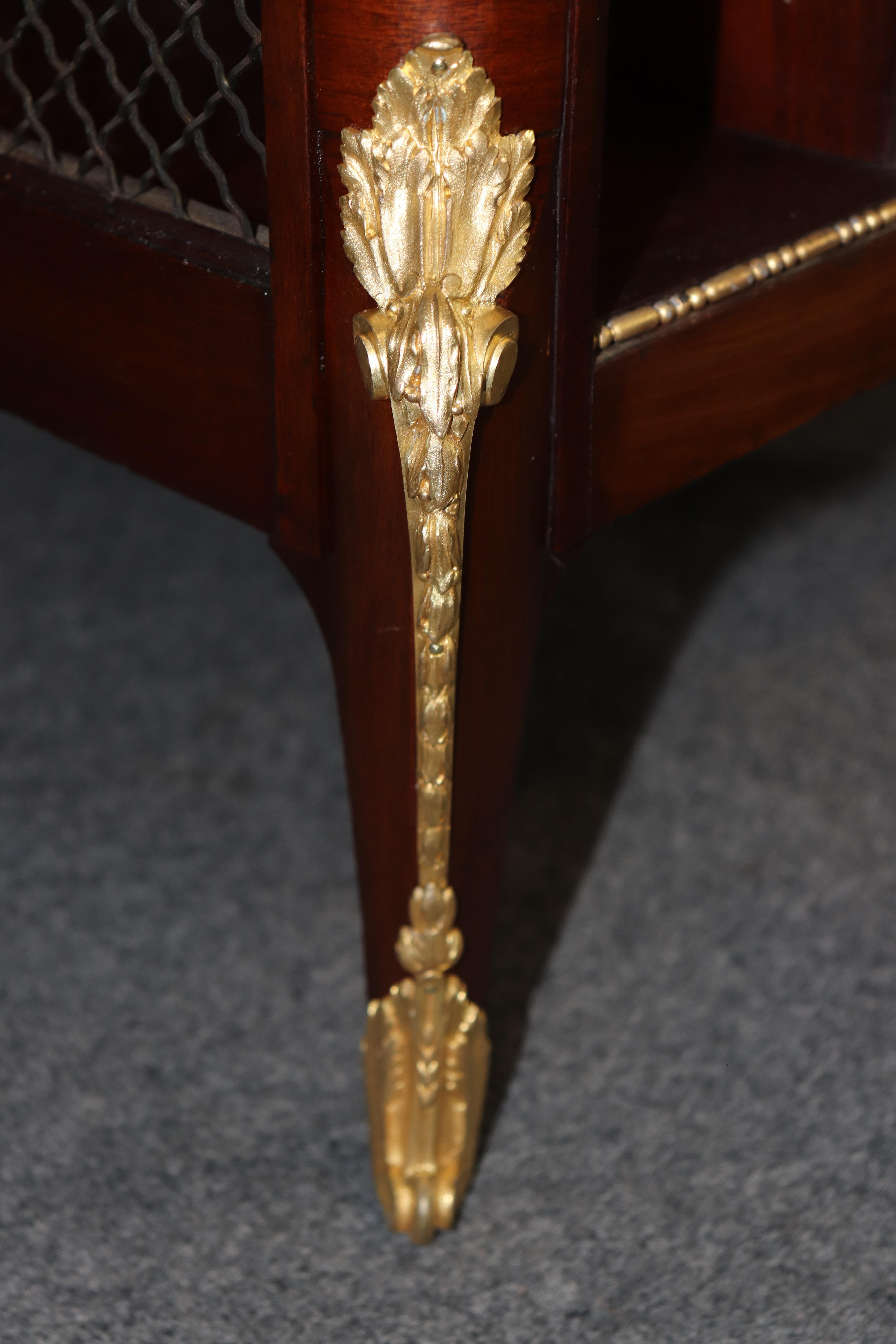 Superba qualità francese Luigi XV in legno di noce e bronzo, portariviste musicali Canterbury Rack in vendita 7