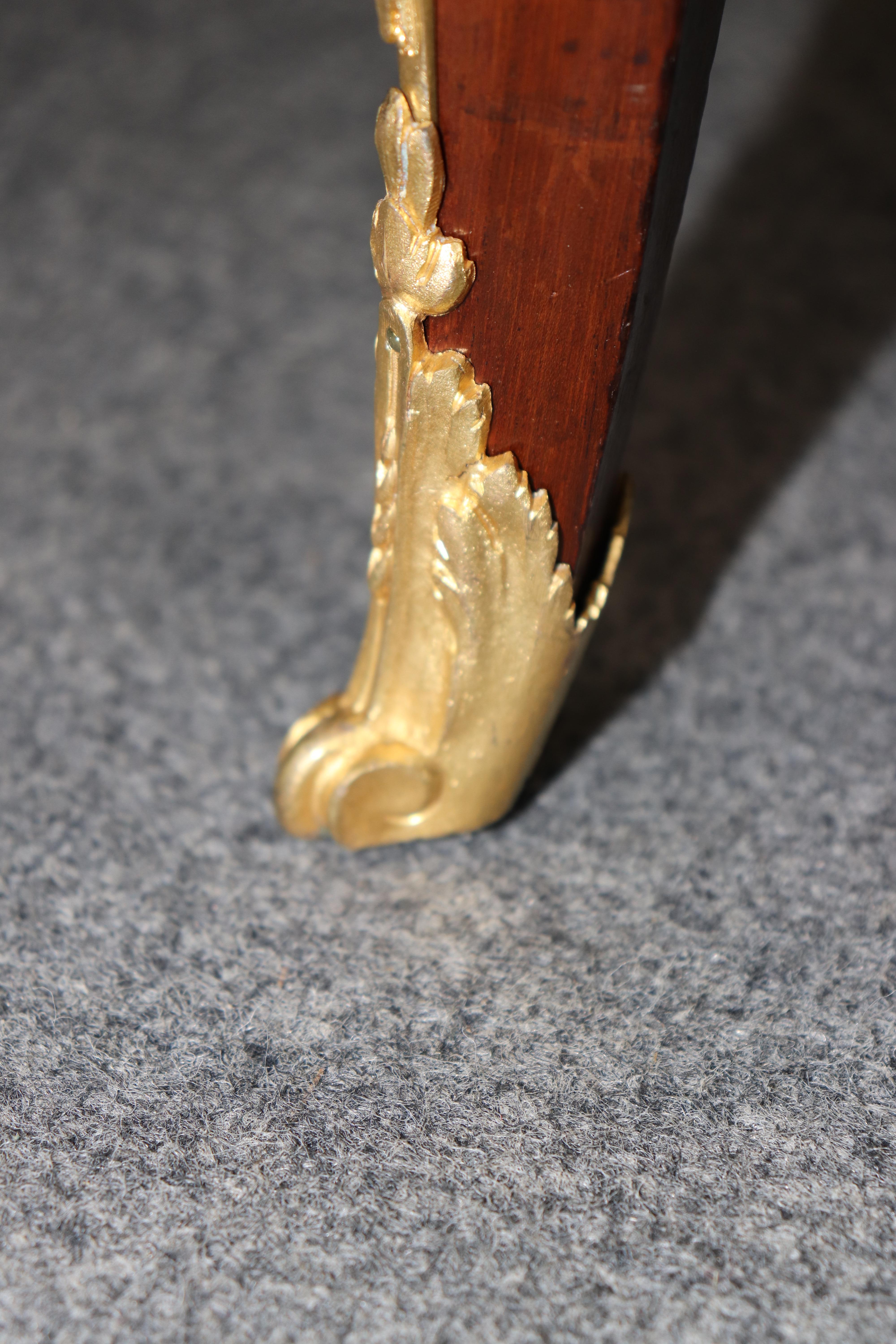 Superba qualità francese Luigi XV in legno di noce e bronzo, portariviste musicali Canterbury Rack in vendita 8