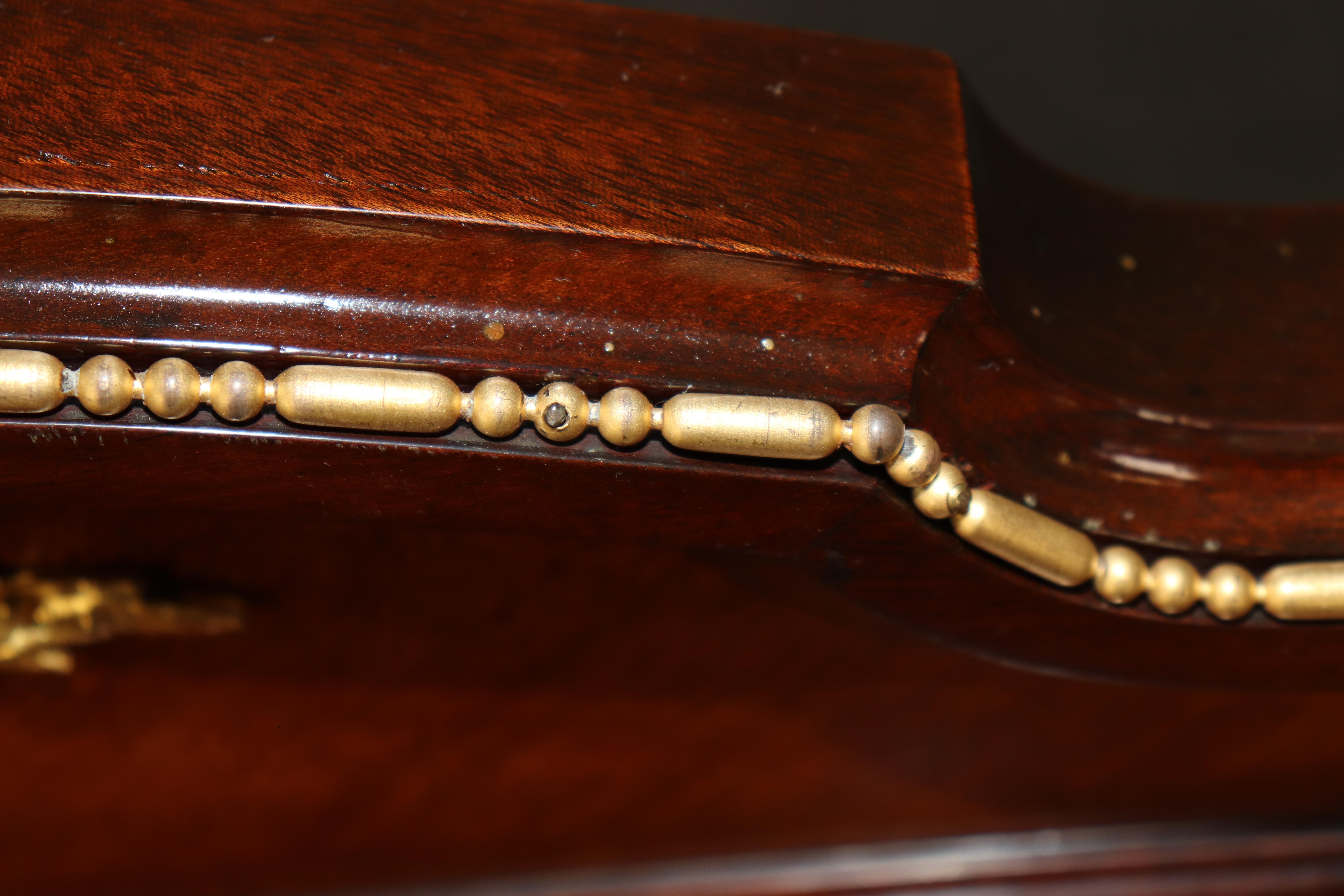 Superba qualità francese Luigi XV in legno di noce e bronzo, portariviste musicali Canterbury Rack in vendita 9