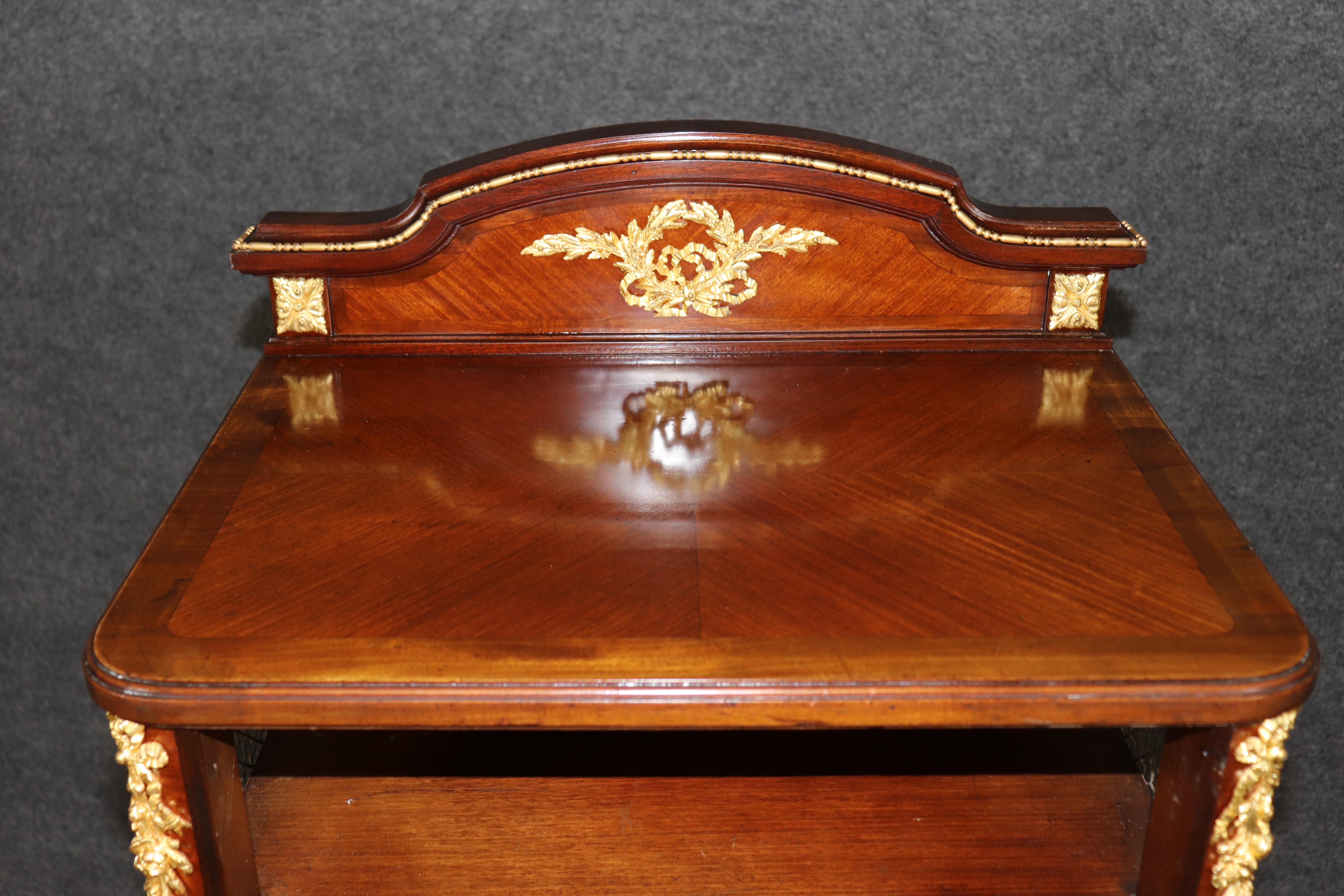 Superba qualità francese Luigi XV in legno di noce e bronzo, portariviste musicali Canterbury Rack in vendita 10