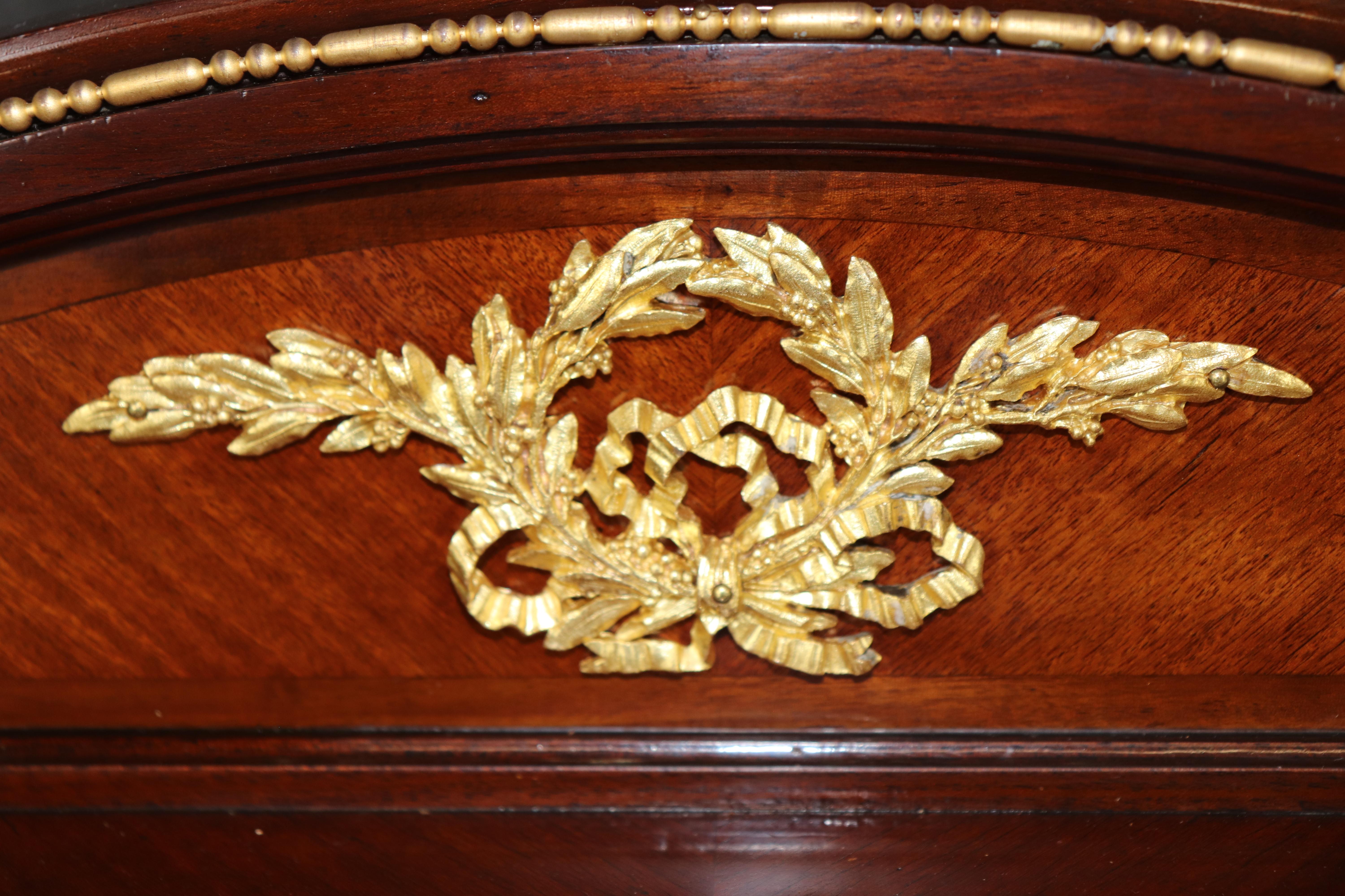 Francese Superba qualità francese Luigi XV in legno di noce e bronzo, portariviste musicali Canterbury Rack in vendita