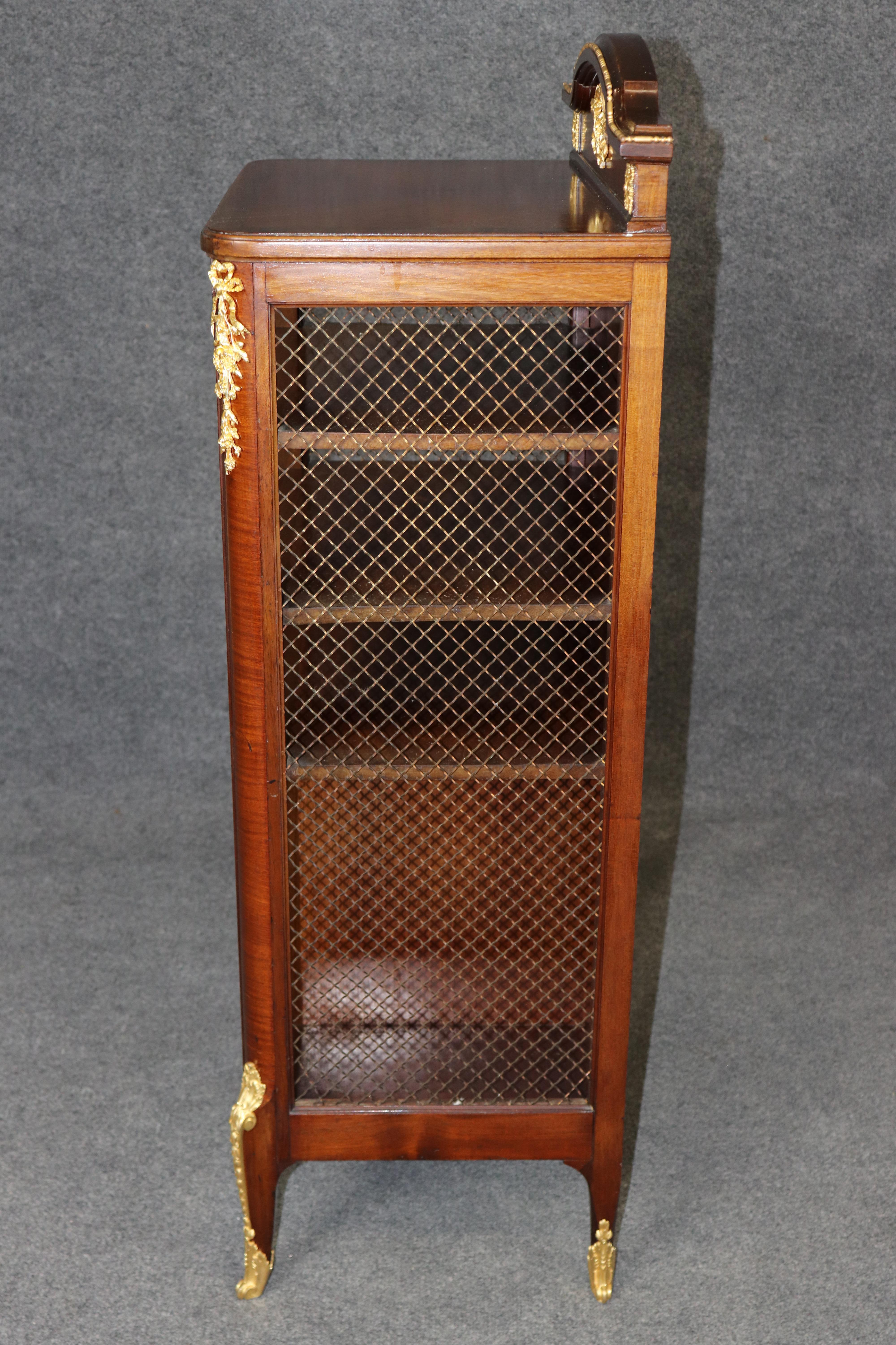 Superba qualità francese Luigi XV in legno di noce e bronzo, portariviste musicali Canterbury Rack In condizioni buone in vendita a Swedesboro, NJ
