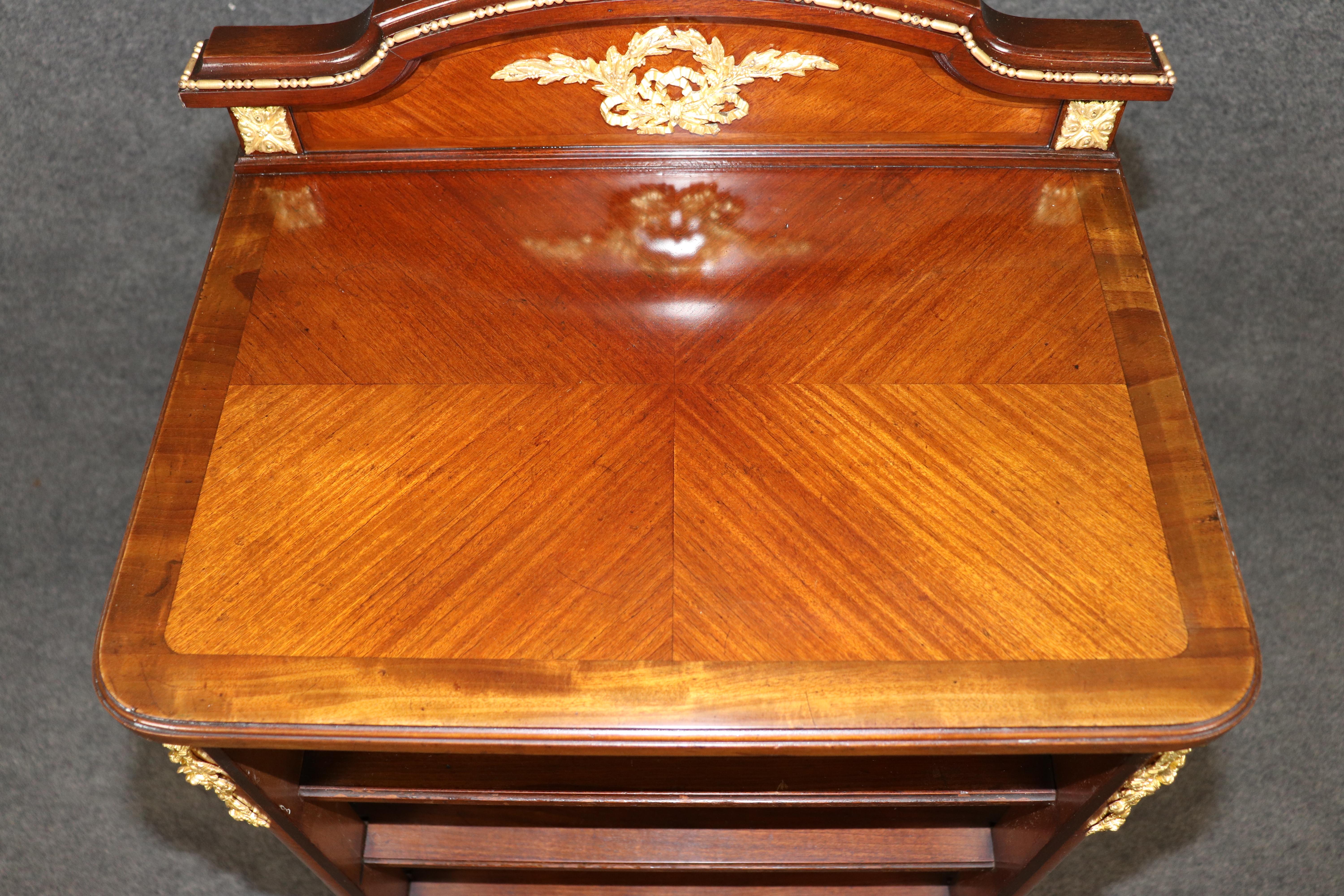 Bronzo Superba qualità francese Luigi XV in legno di noce e bronzo, portariviste musicali Canterbury Rack in vendita