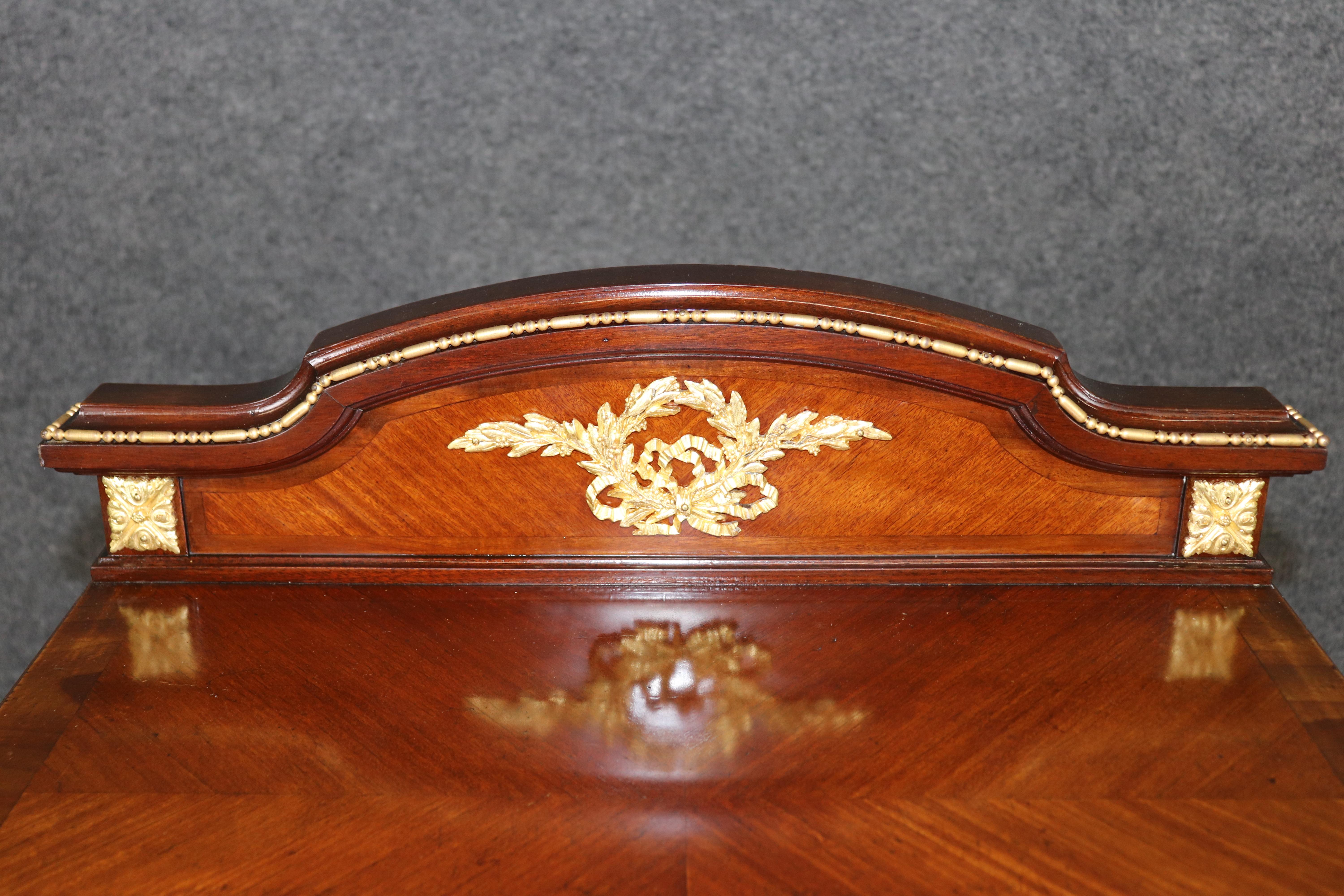 Superba qualità francese Luigi XV in legno di noce e bronzo, portariviste musicali Canterbury Rack in vendita 1