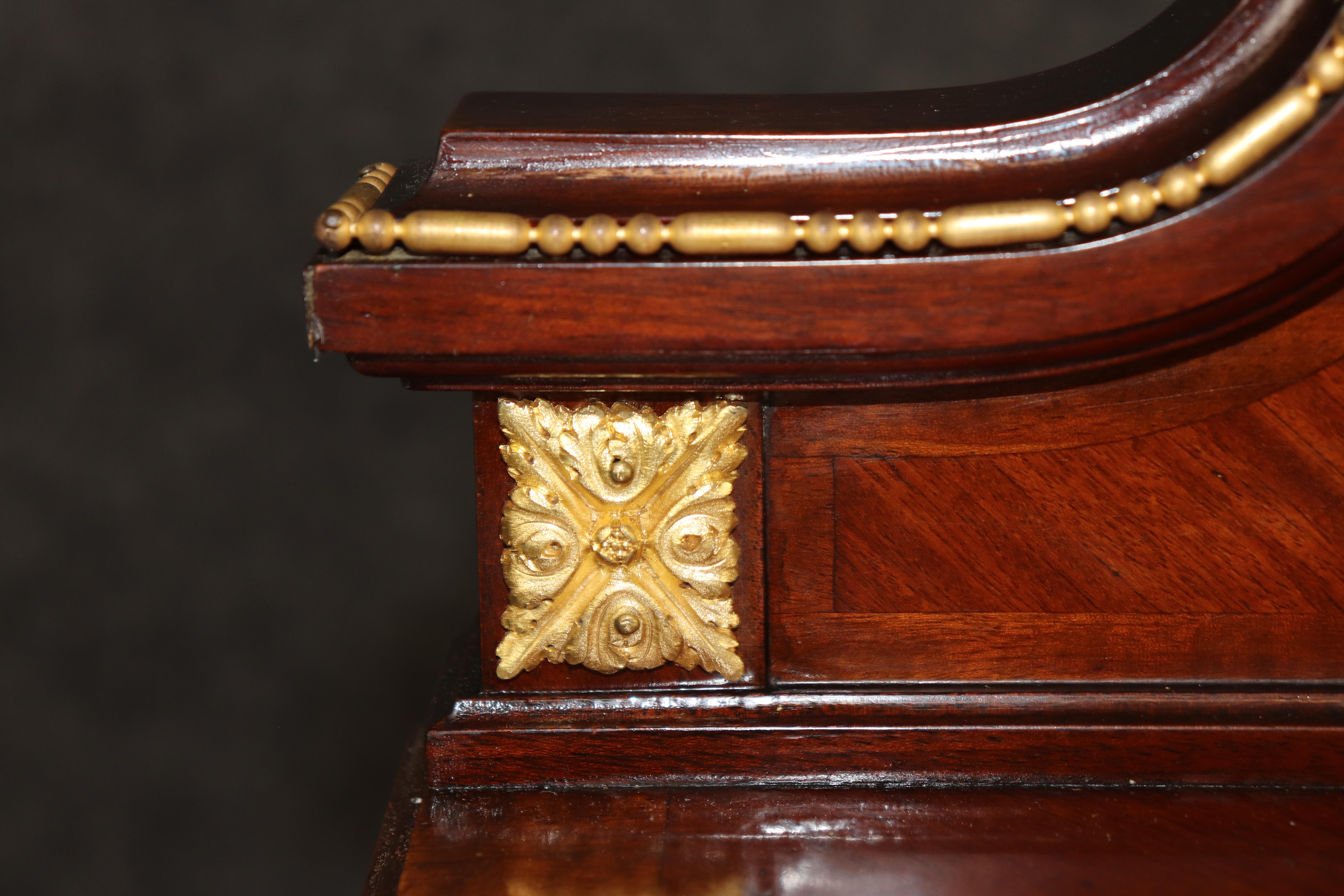 Superba qualità francese Luigi XV in legno di noce e bronzo, portariviste musicali Canterbury Rack in vendita 2