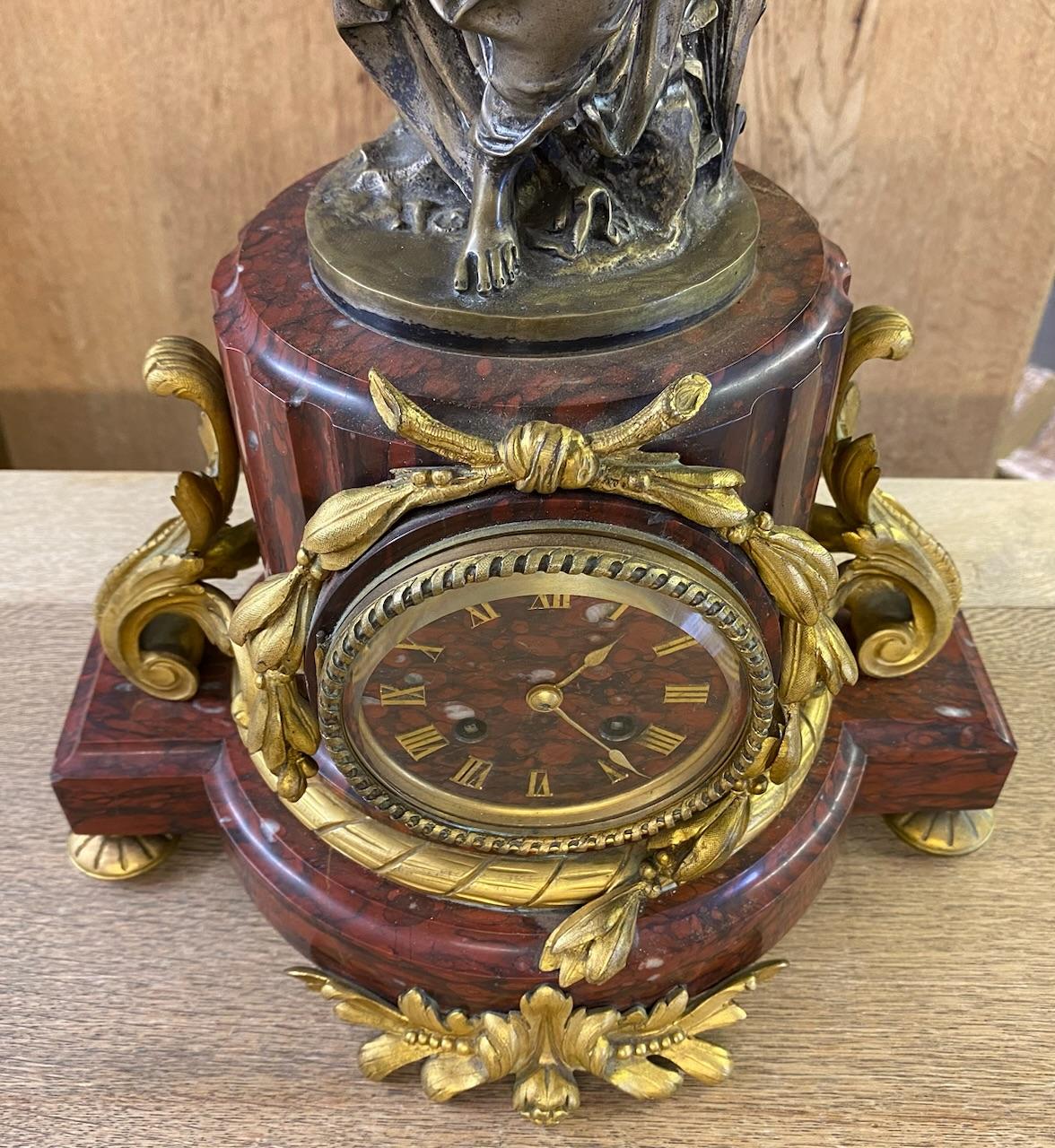 Superbe horloge française en marbre, bronze et ormolu de qualité en vente 6