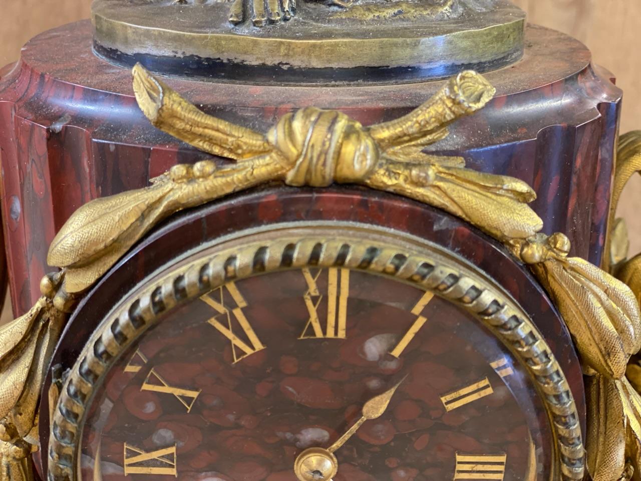 Superbe horloge française en marbre, bronze et ormolu de qualité en vente 9