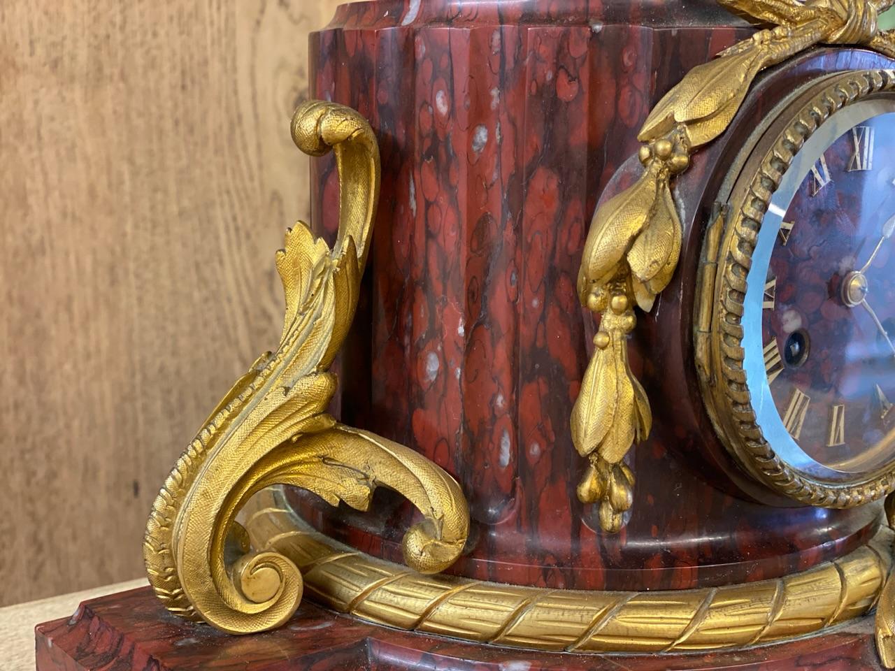 Superbe horloge française en marbre, bronze et ormolu de qualité en vente 10