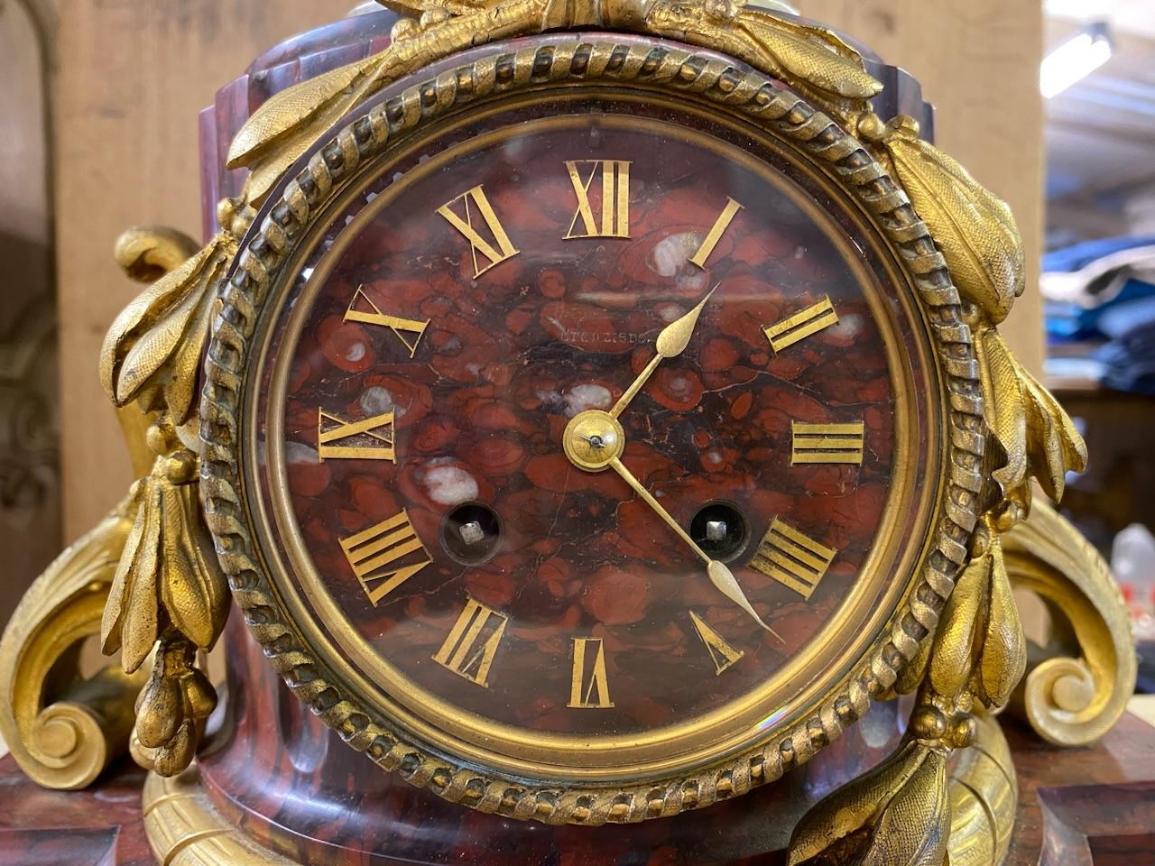 Superbe horloge française en marbre, bronze et ormolu de qualité Bon état - En vente à Seaford, GB