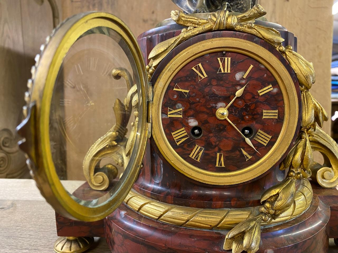 Bronze Superbe horloge française en marbre, bronze et ormolu de qualité en vente