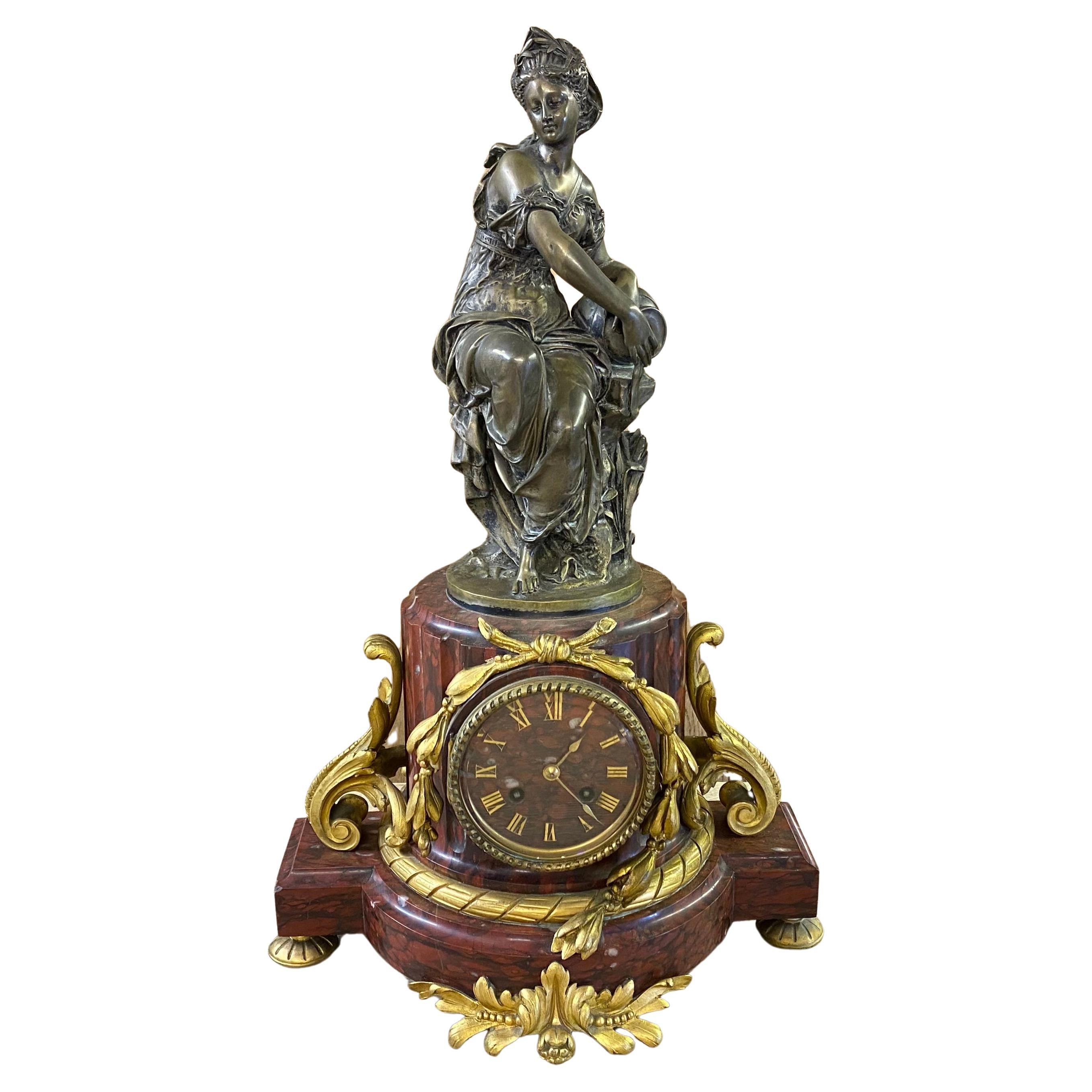 Superbe horloge française en marbre, bronze et ormolu de qualité en vente