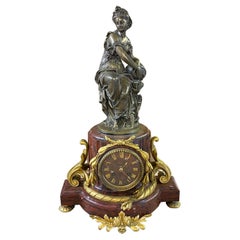 Superbe horloge française en marbre, bronze et ormolu de qualité