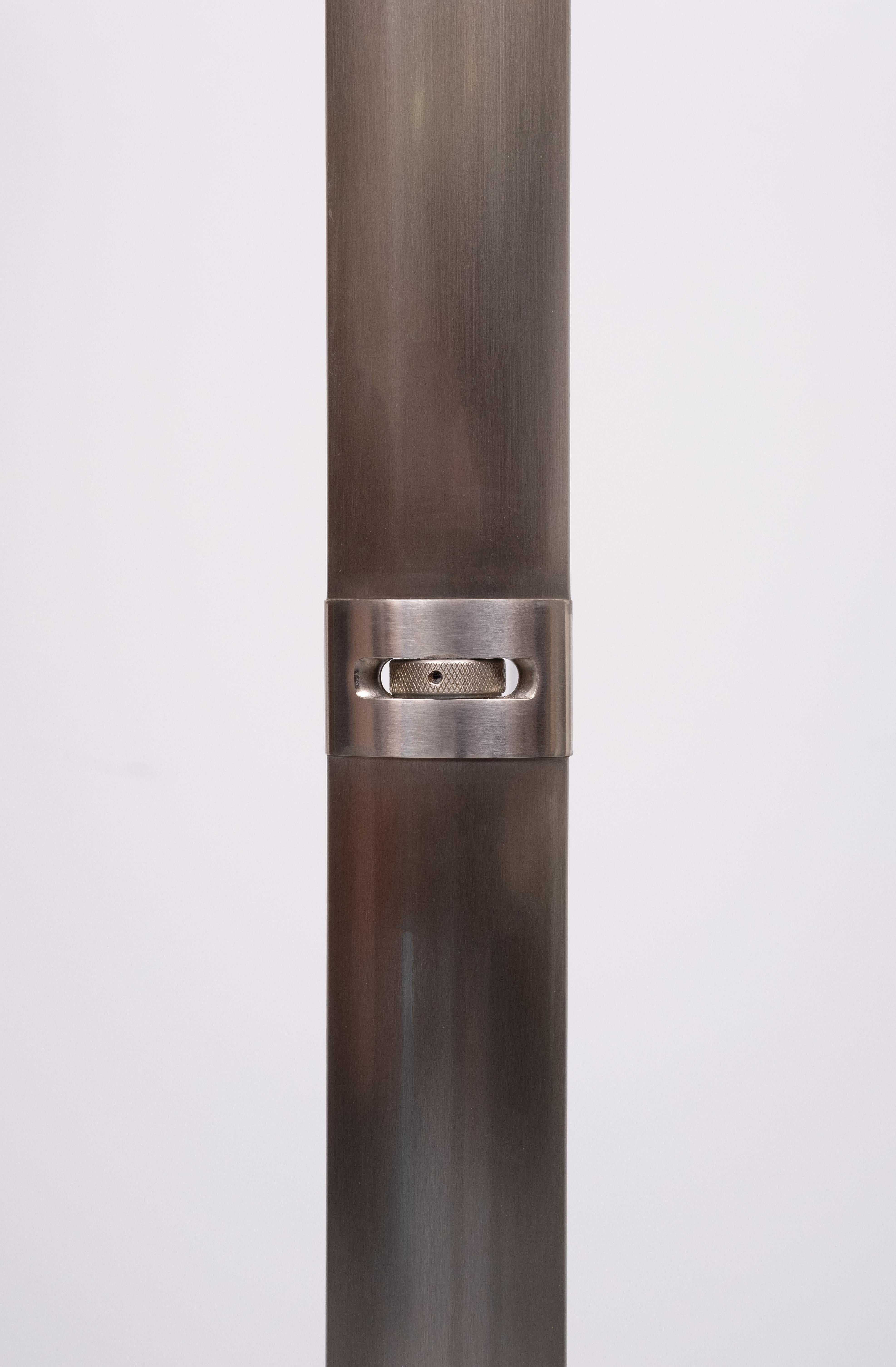 Questa lampada da terra Holtkotter è il top della gamma. Bellissimo paralume in vetro smerigliato a forma di barca. Alogena 2x 250 watt, viene fornita con una buona confezione funzionante. 
dimmer al centro della lampada. Bel colore Steele bicolore.