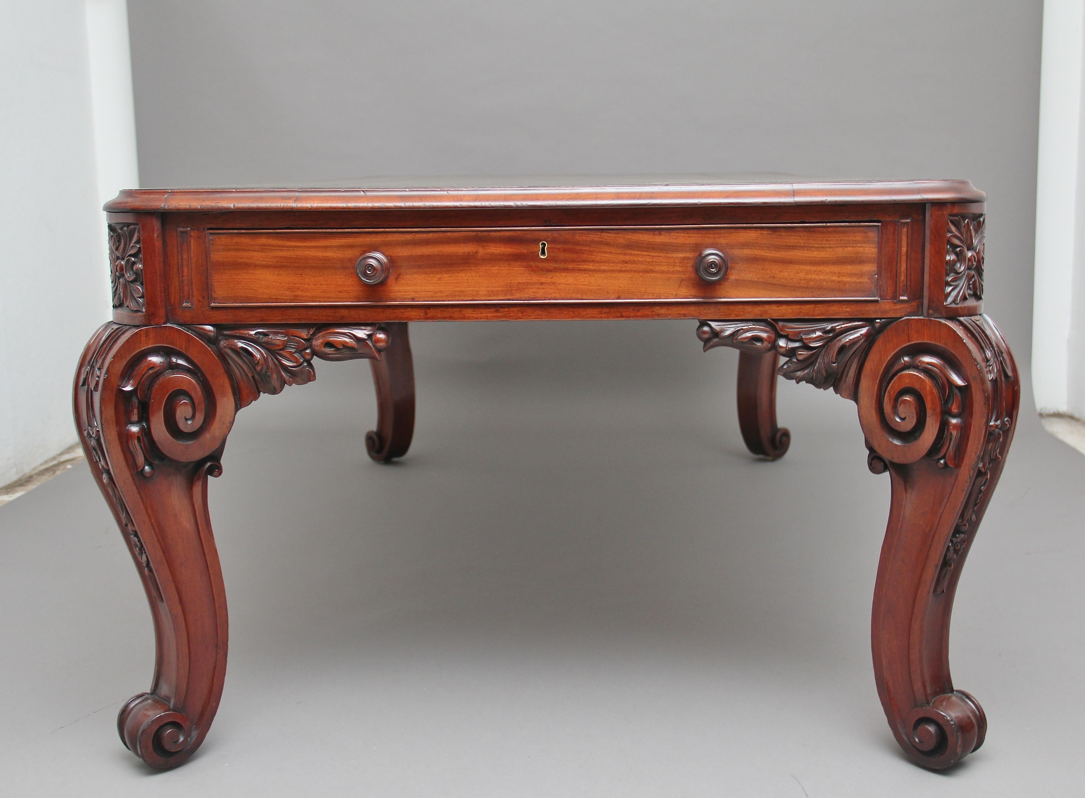 Superb Quality Large 19th Century Mahogany Desk 1