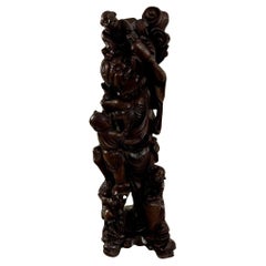 Gran figura china antigua de madera dura tallada de excelente calidad