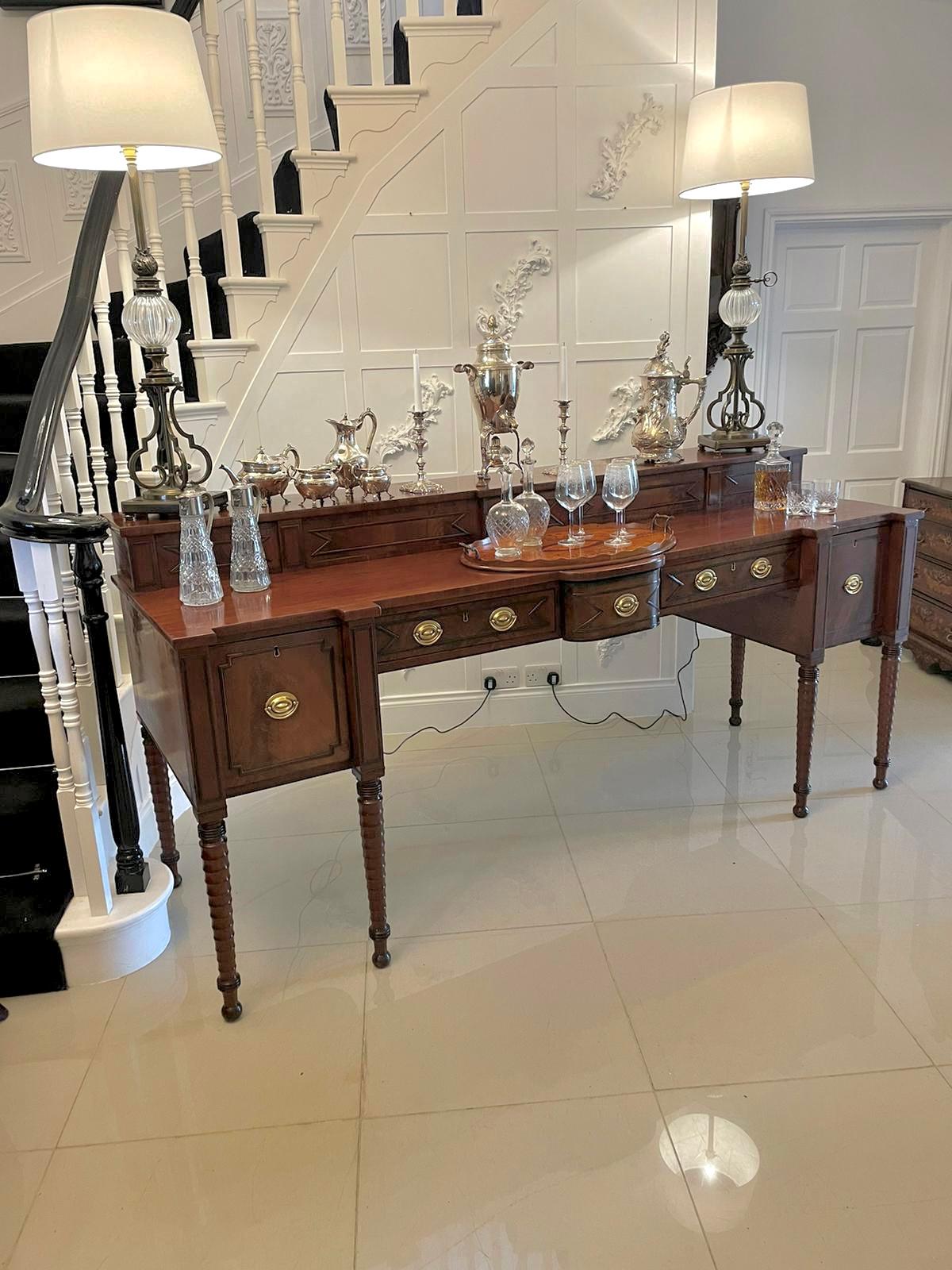 Hervorragende Qualität große antike George III Figured Mahagoni Sideboard (George III.) im Angebot