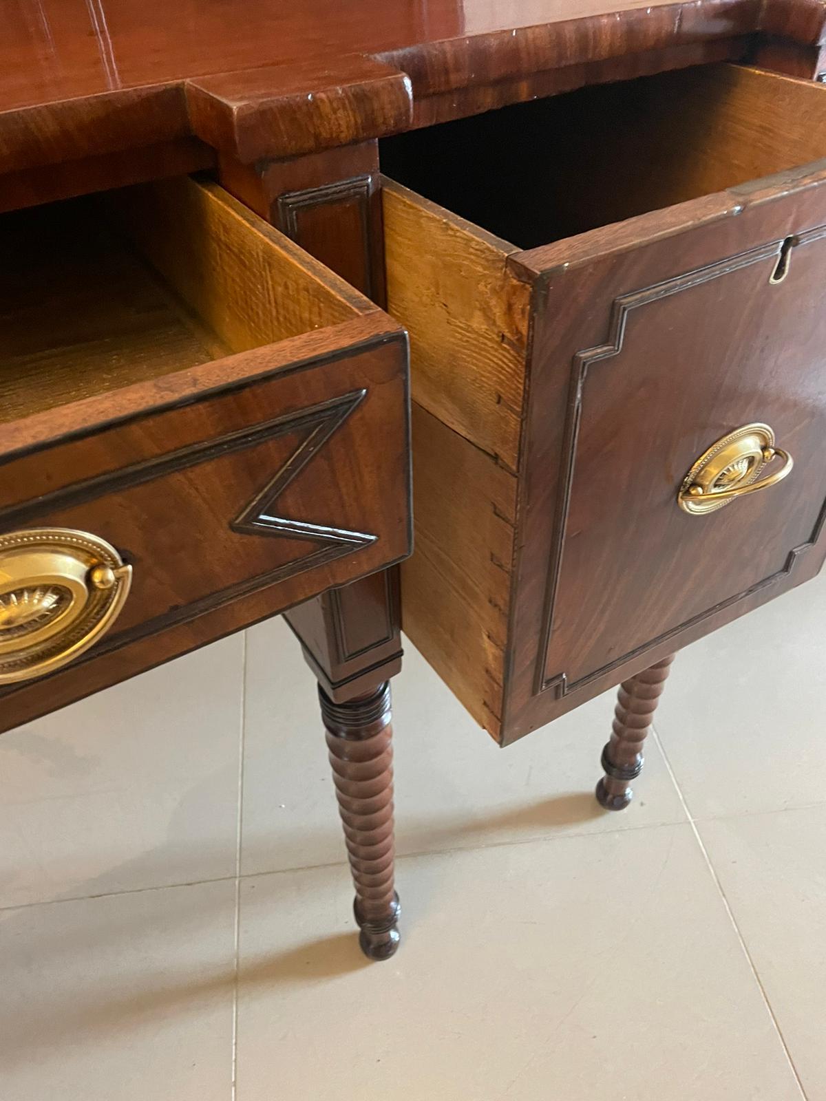 Hervorragende Qualität große antike George III Figured Mahagoni Sideboard (Englisch) im Angebot