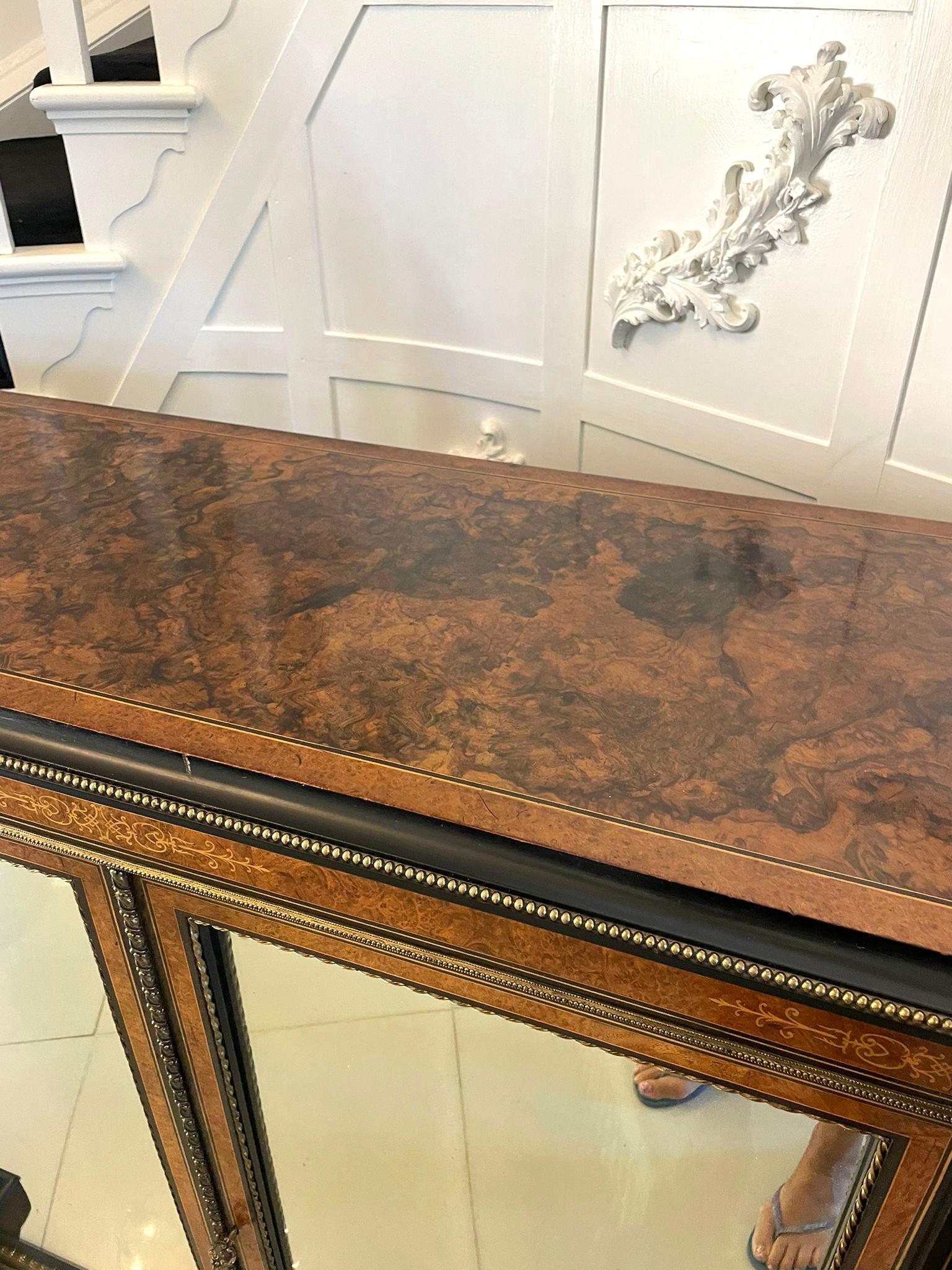 Credenza antigua victoriana de gran calidad con incrustaciones de madera de nogal y amboyna Inglés en venta