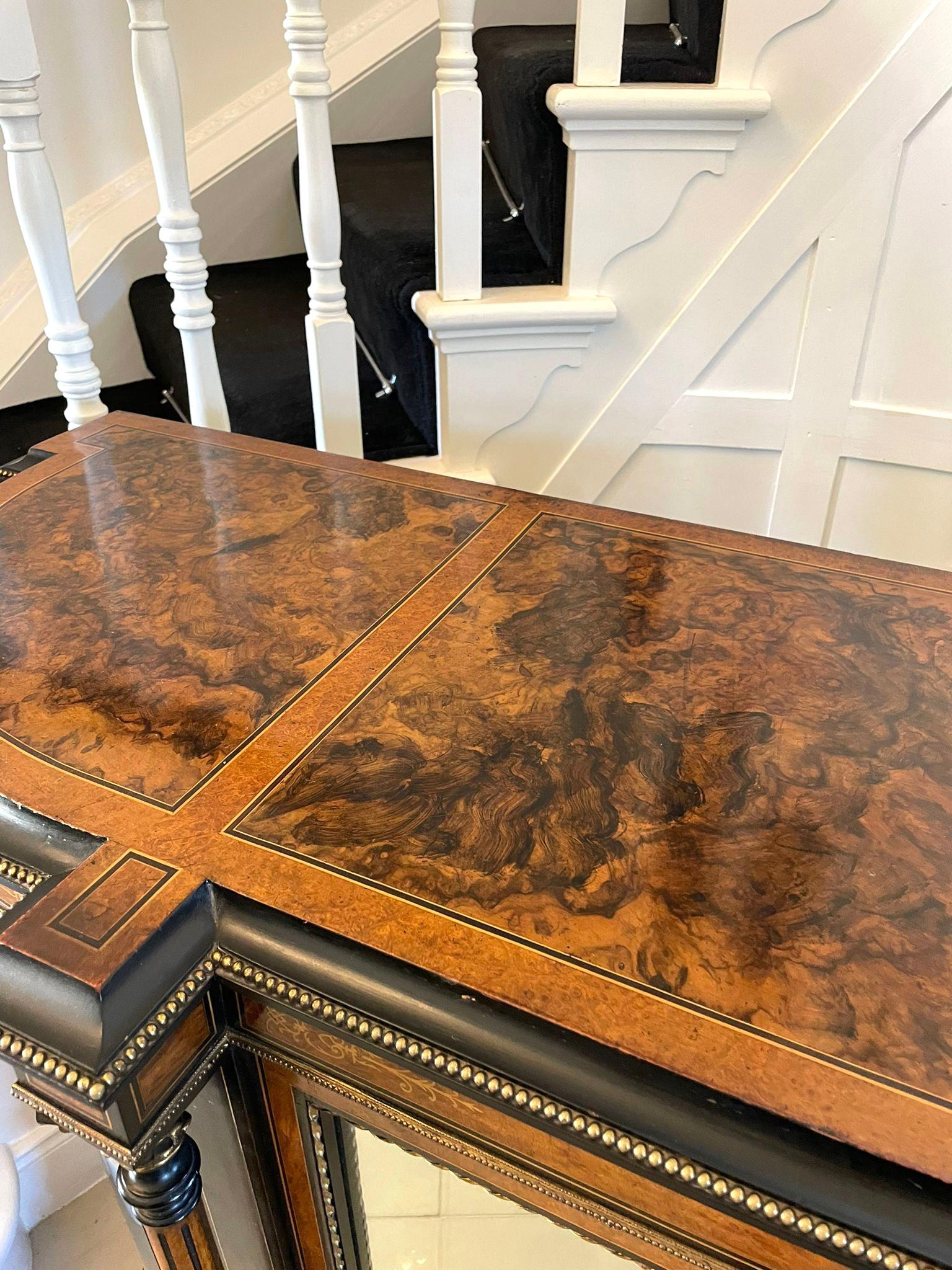 Credenza antigua victoriana de gran calidad con incrustaciones de madera de nogal y amboyna Incrustación en venta