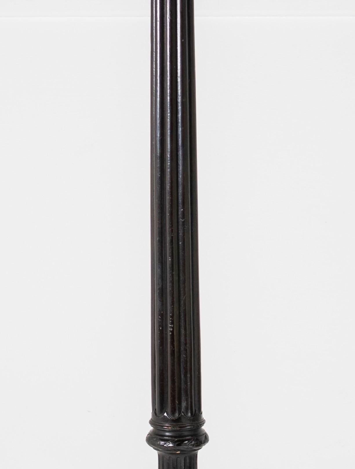 Superbe lampadaire surdimensionné en bois dur ébénisé de la fin de l'époque victorienne en vente 1