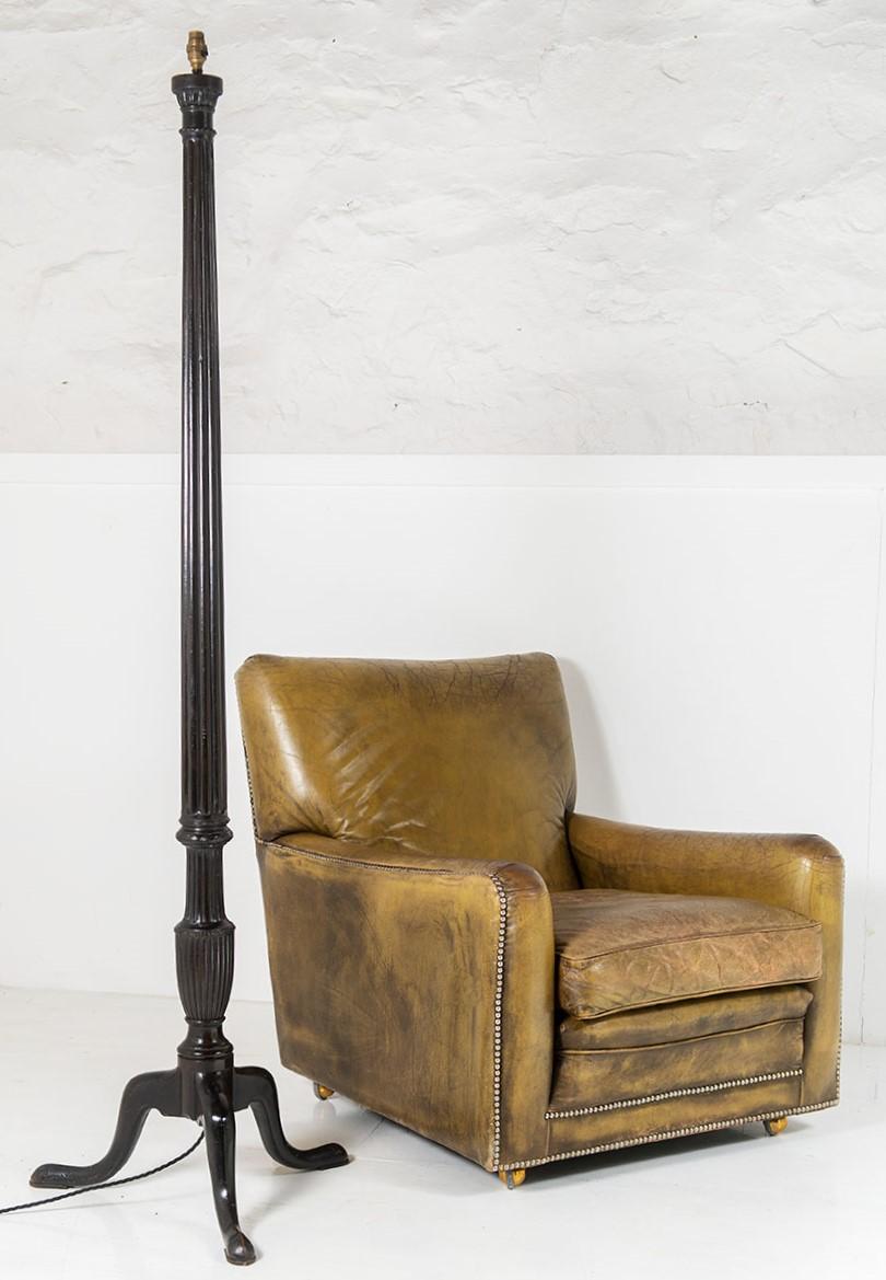 Superbe lampadaire surdimensionné en bois dur ébénisé de la fin de l'époque victorienne en vente 2