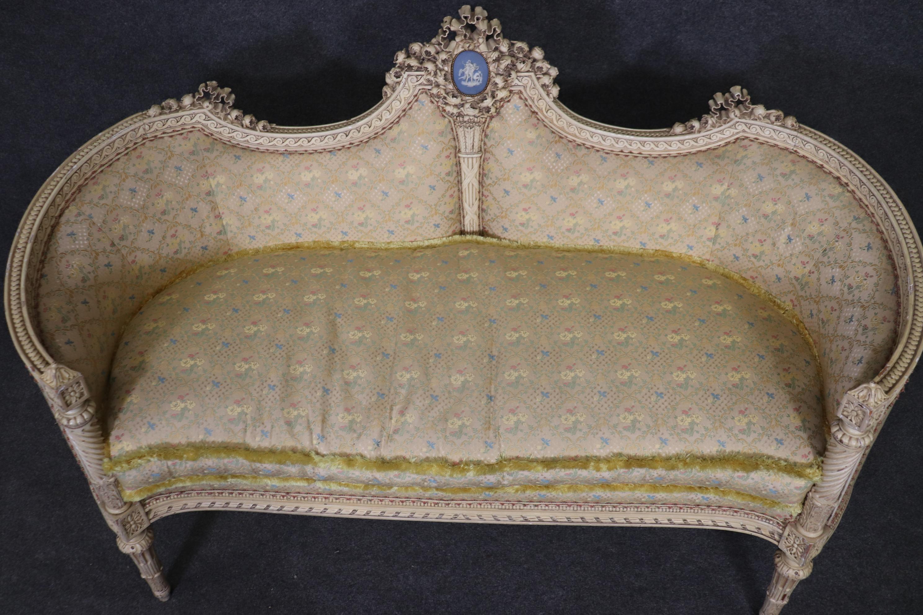Superb Quality Painted French Louis XVI Settee with Wedgwood Plaque, circa 1900 For Sale 7