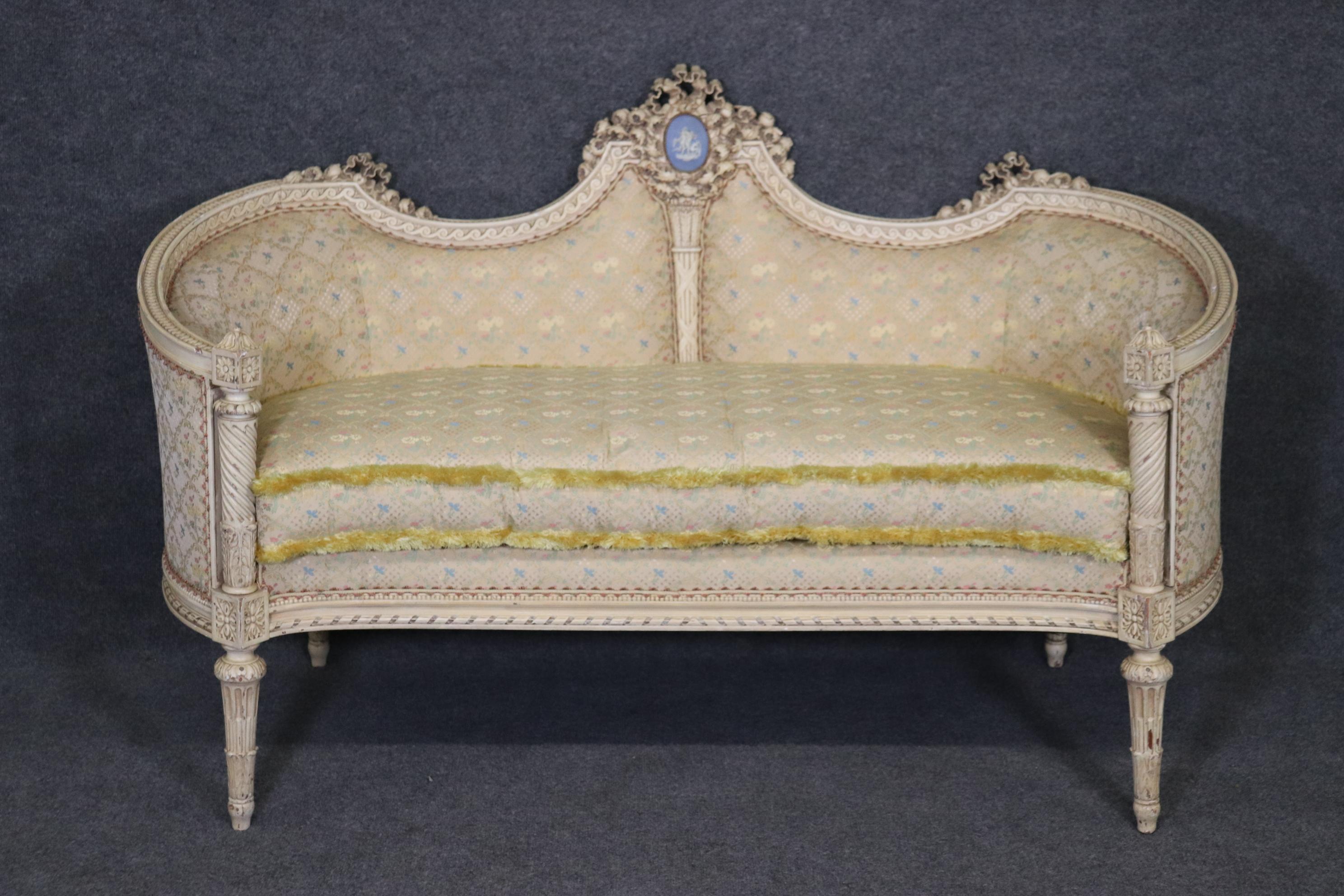 Superb Quality Painted French Louis XVI Settee with Wedgwood Plaque, circa 1900 For Sale 1