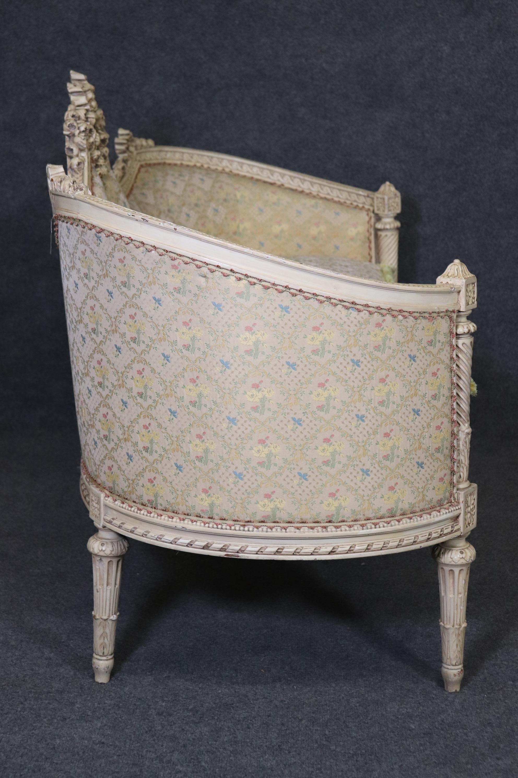 Superb Quality Painted French Louis XVI Settee with Wedgwood Plaque, circa 1900 For Sale 4
