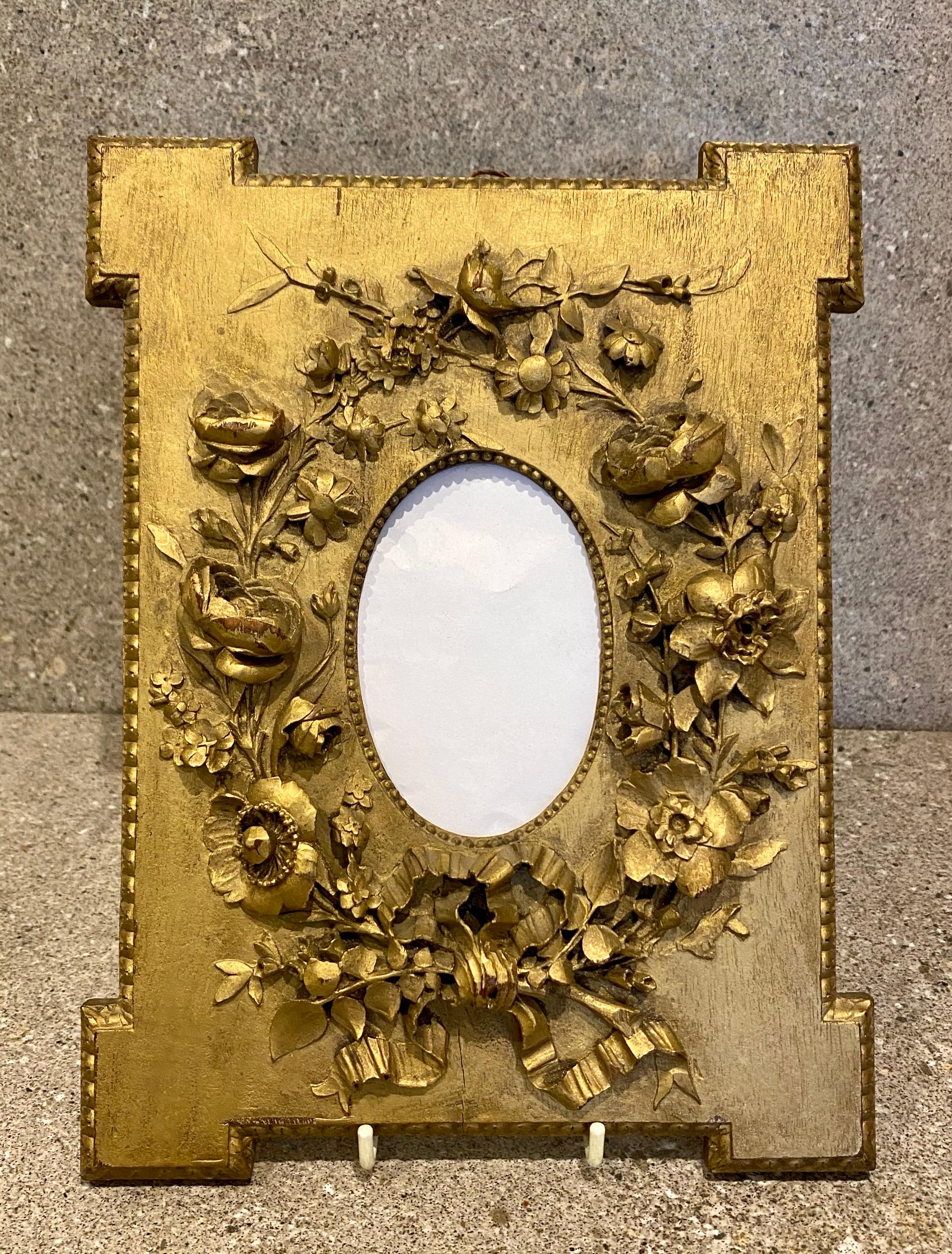 Magnífico Par de Marcos de Fotos Antiguos de Madera Dorada Tallada a Mano en Alto Relieve del Siglo XIX en venta 3
