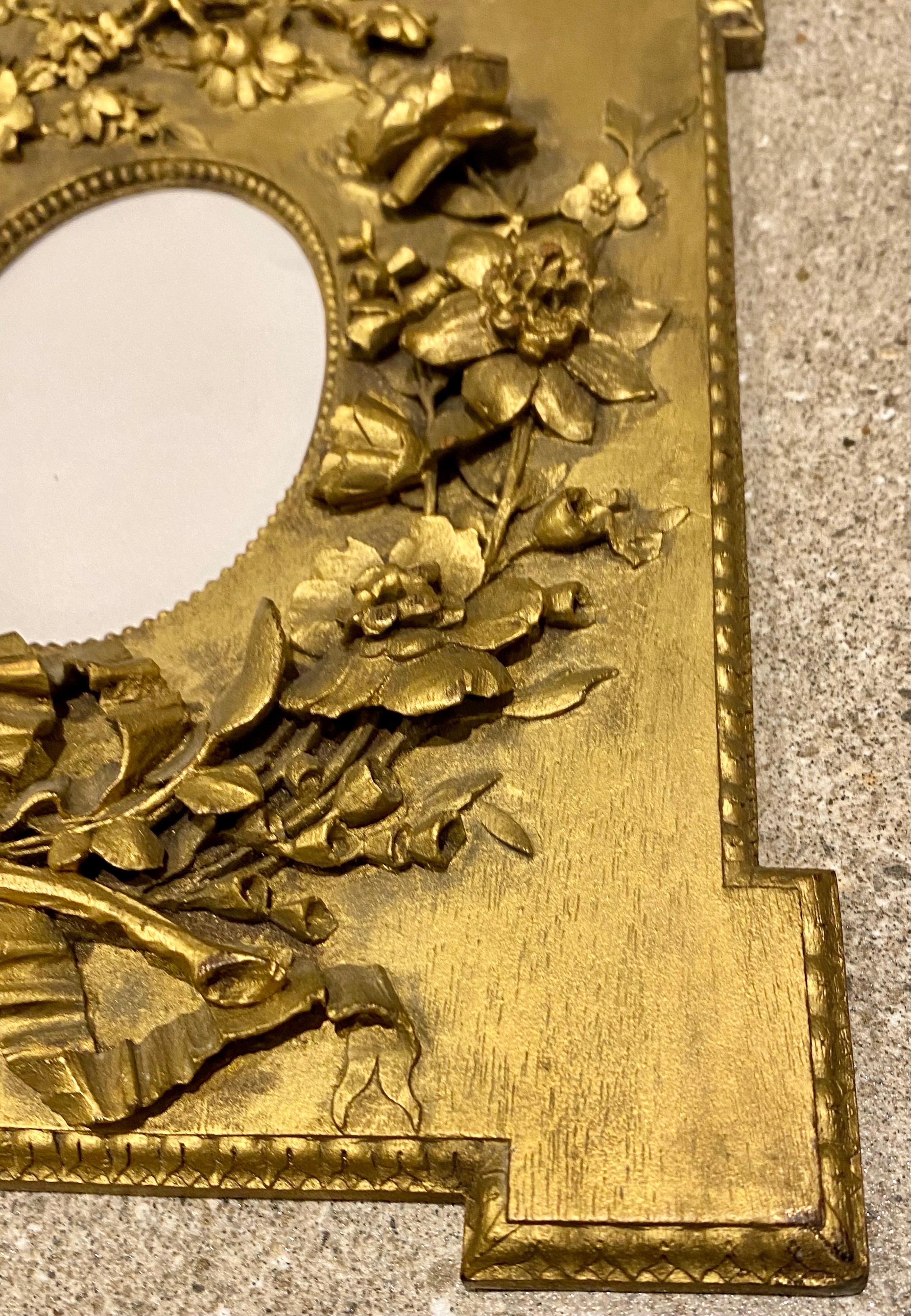 Magnífico Par de Marcos de Fotos Antiguos de Madera Dorada Tallada a Mano en Alto Relieve del Siglo XIX en venta 6