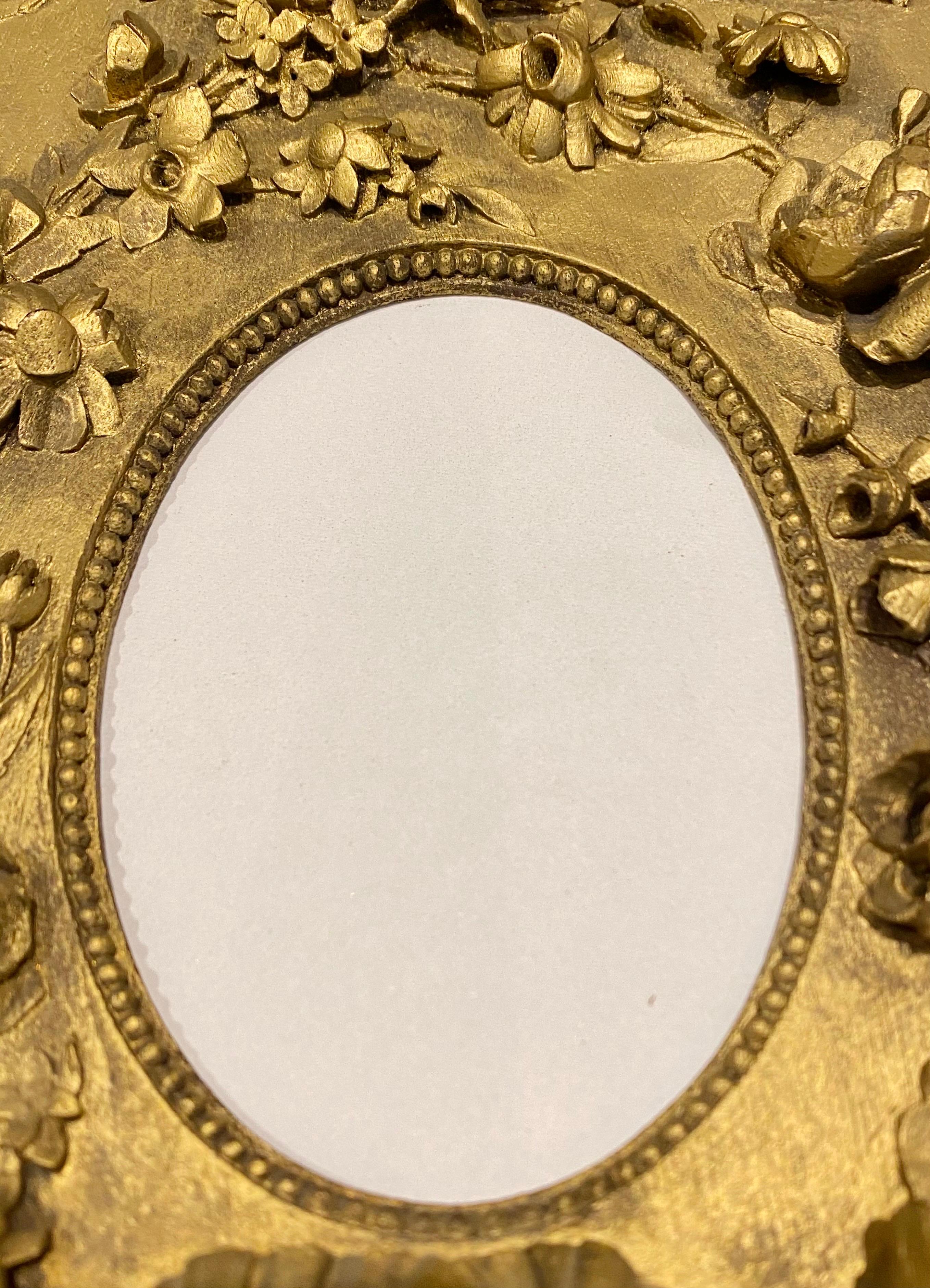 Magnífico Par de Marcos de Fotos Antiguos de Madera Dorada Tallada a Mano en Alto Relieve del Siglo XIX en venta 9