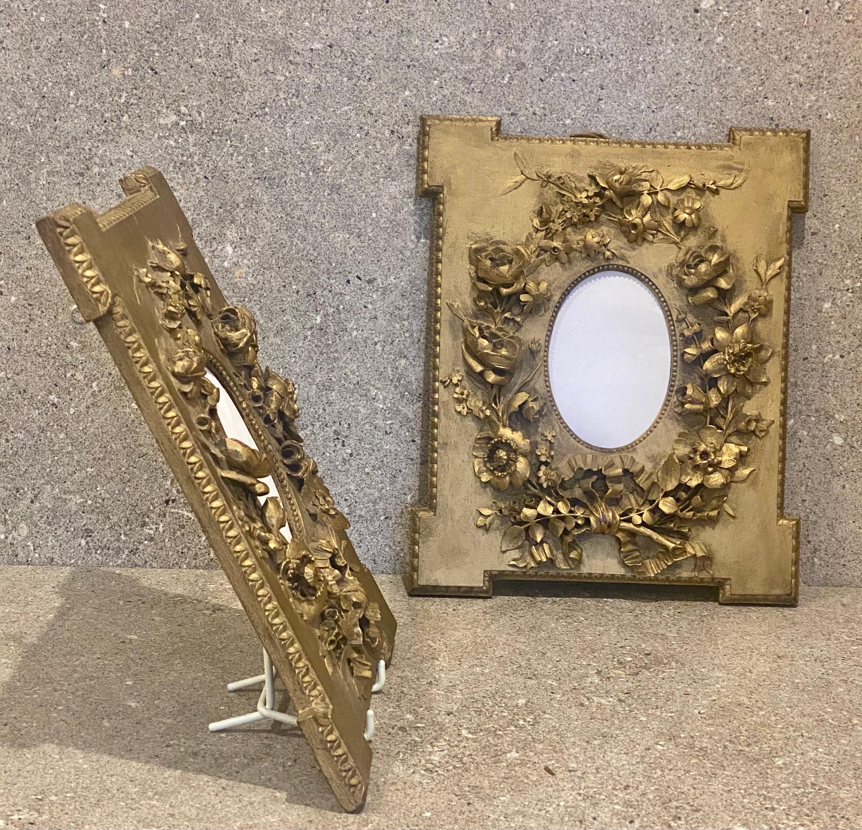 Un par de marcos de fotos antiguos de madera dorada tallada a mano en alto relieve de magnífica calidad Circa Siglo XIX
Marcos de madera maciza (sin gesso) con pátina dorada original.
Fabricado a finales del siglo XIX con madera maciza gruesa que
