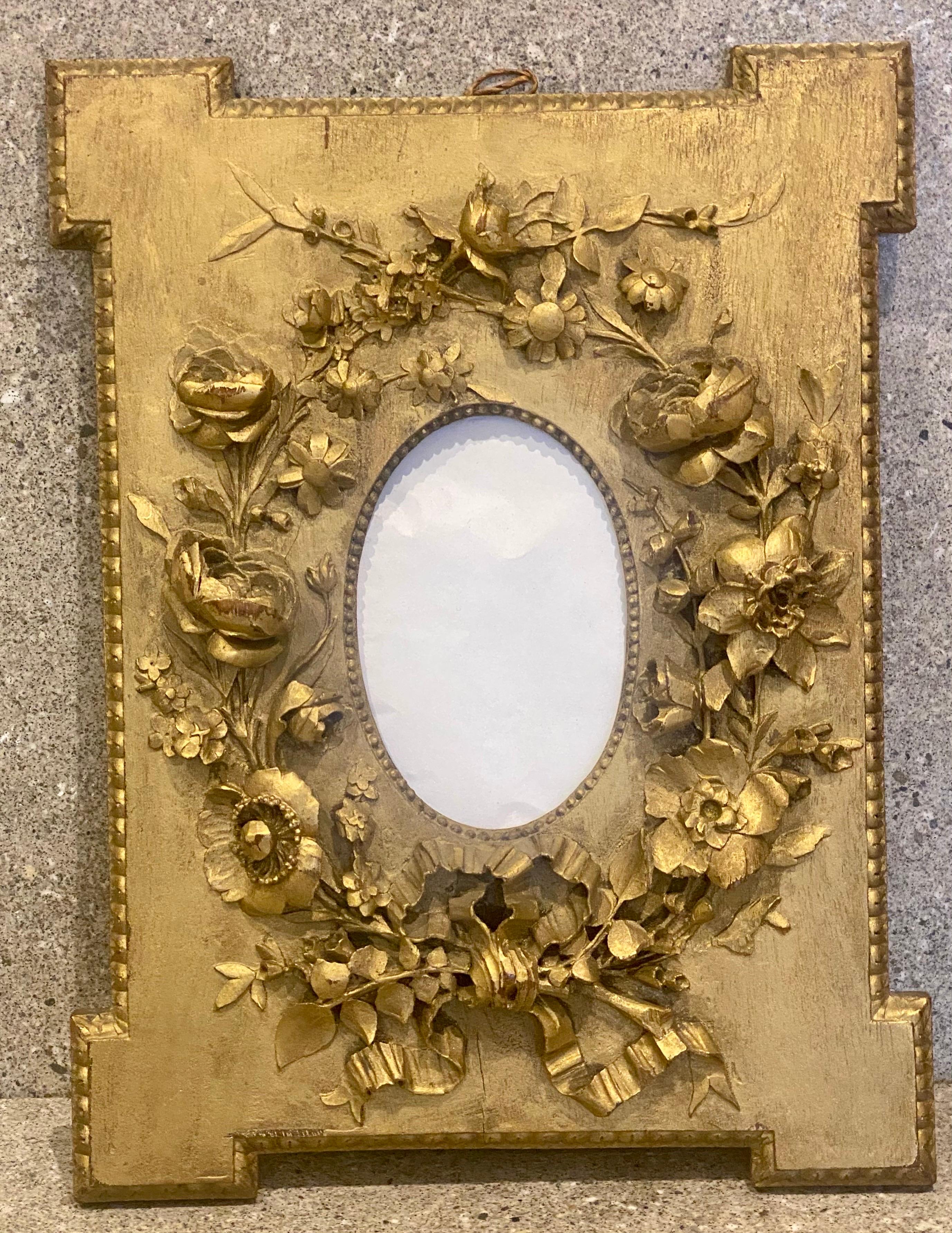 Magnífico Par de Marcos de Fotos Antiguos de Madera Dorada Tallada a Mano en Alto Relieve del Siglo XIX Europeo en venta